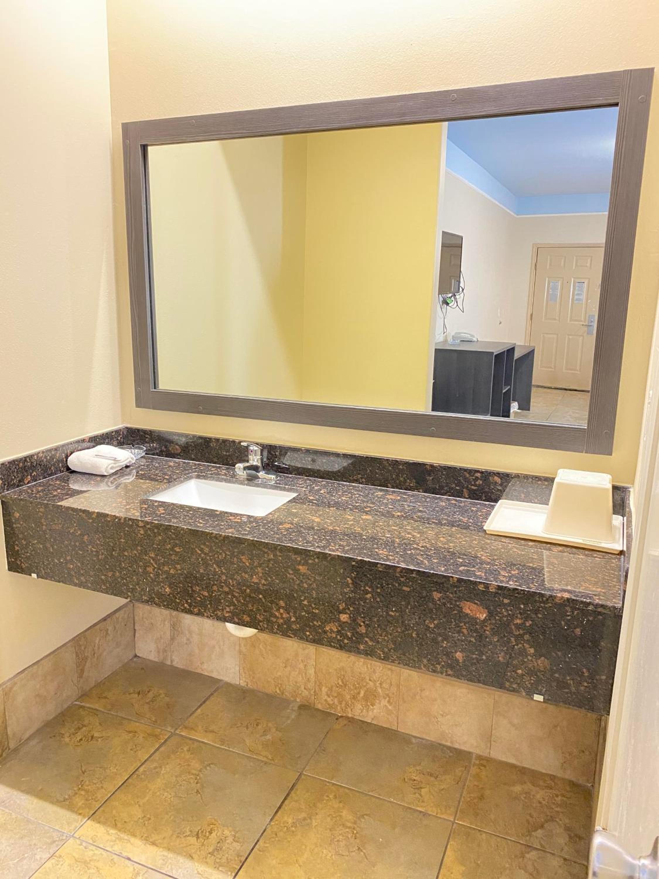 Superior Suite with Kitchenette - Photo 6