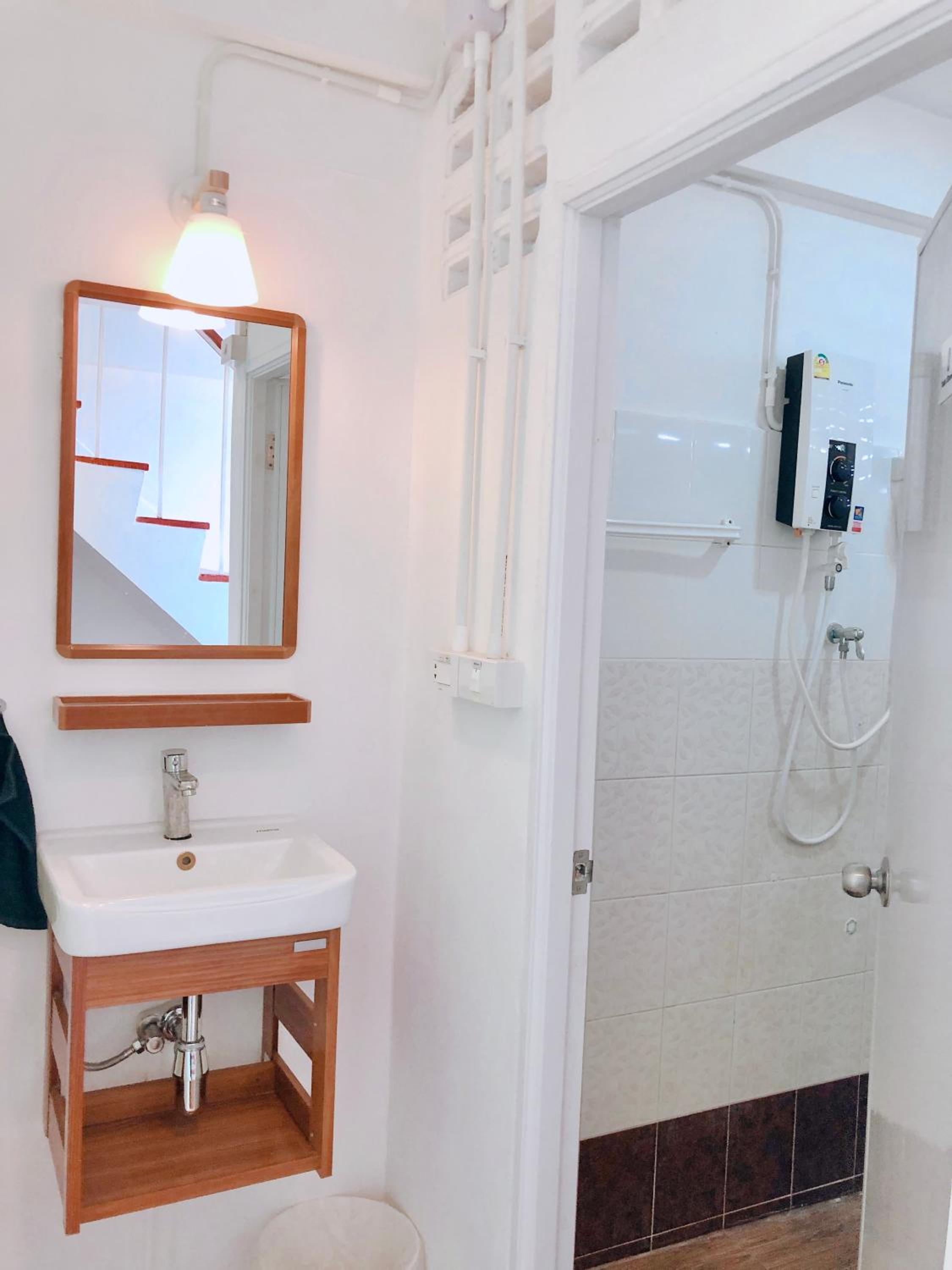 Twin Room with Private External Bathroom - Photo 14
