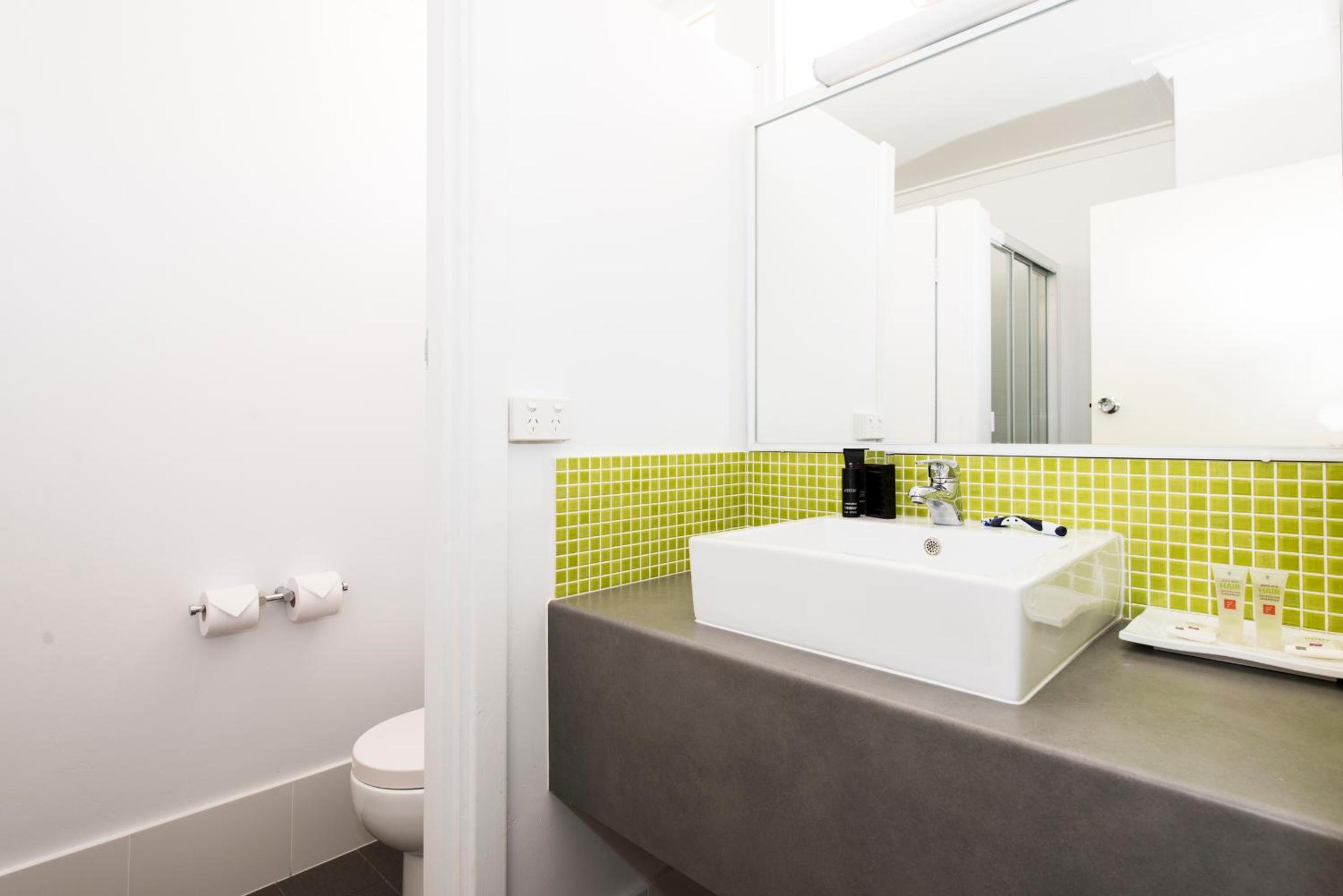 Standard Room with One Queen Bed and Two Single Beds - Photo 4