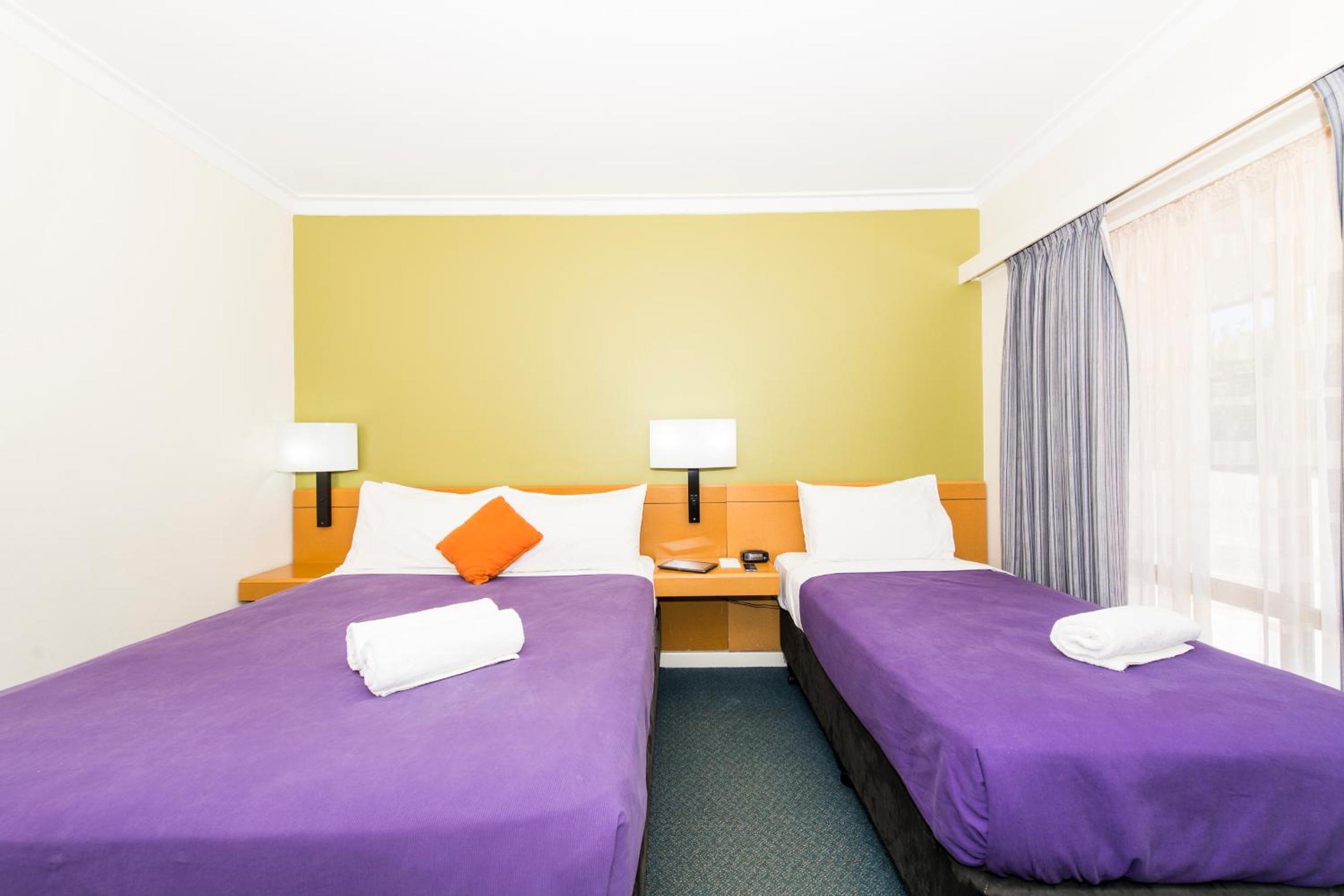 Standard Room with One Queen Bed and One Single Bed - Photo 1