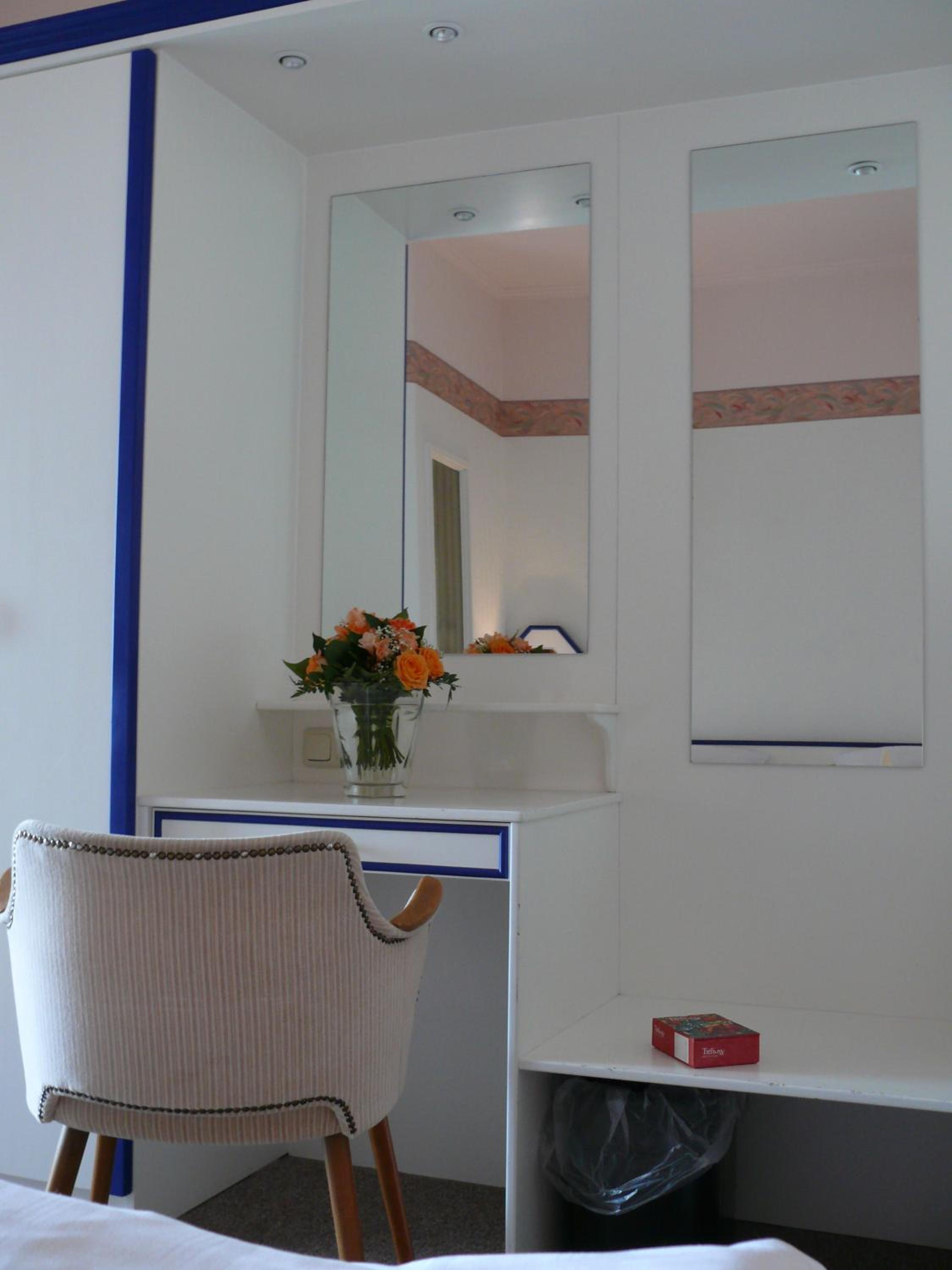Double Room with Balcony - Photo 10