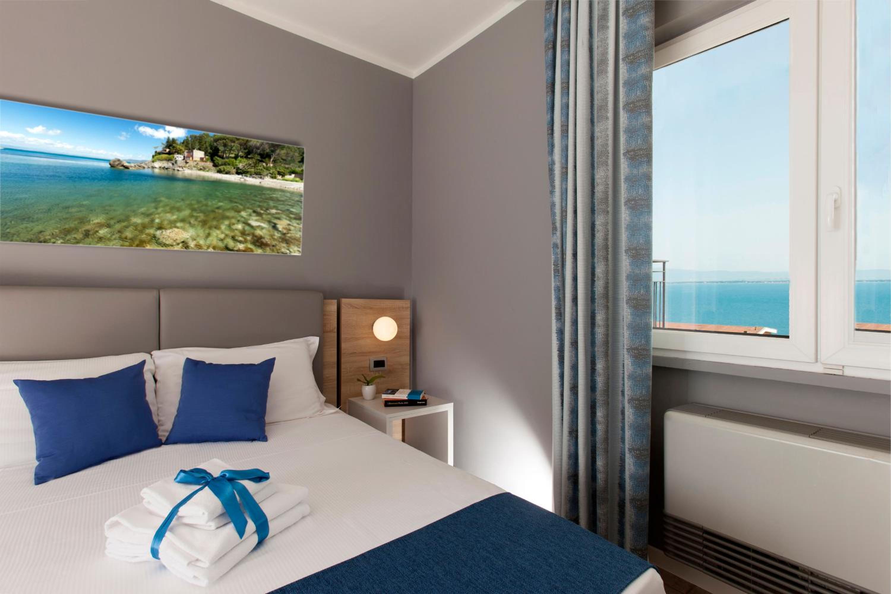 Superior Double Room with Partial Sea View photo 3