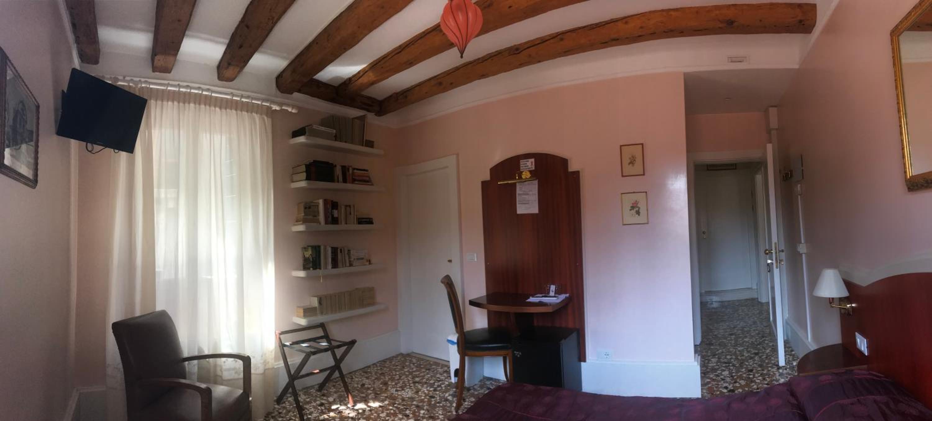 Double or Twin Room with Private Bathroom photo 3