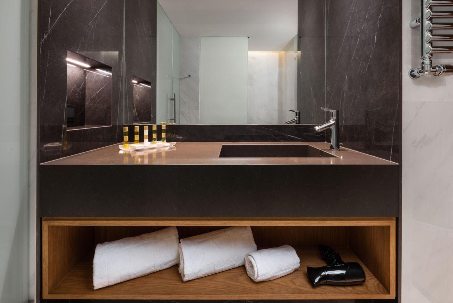 Deluxe Double or Twin Room - Photo 4