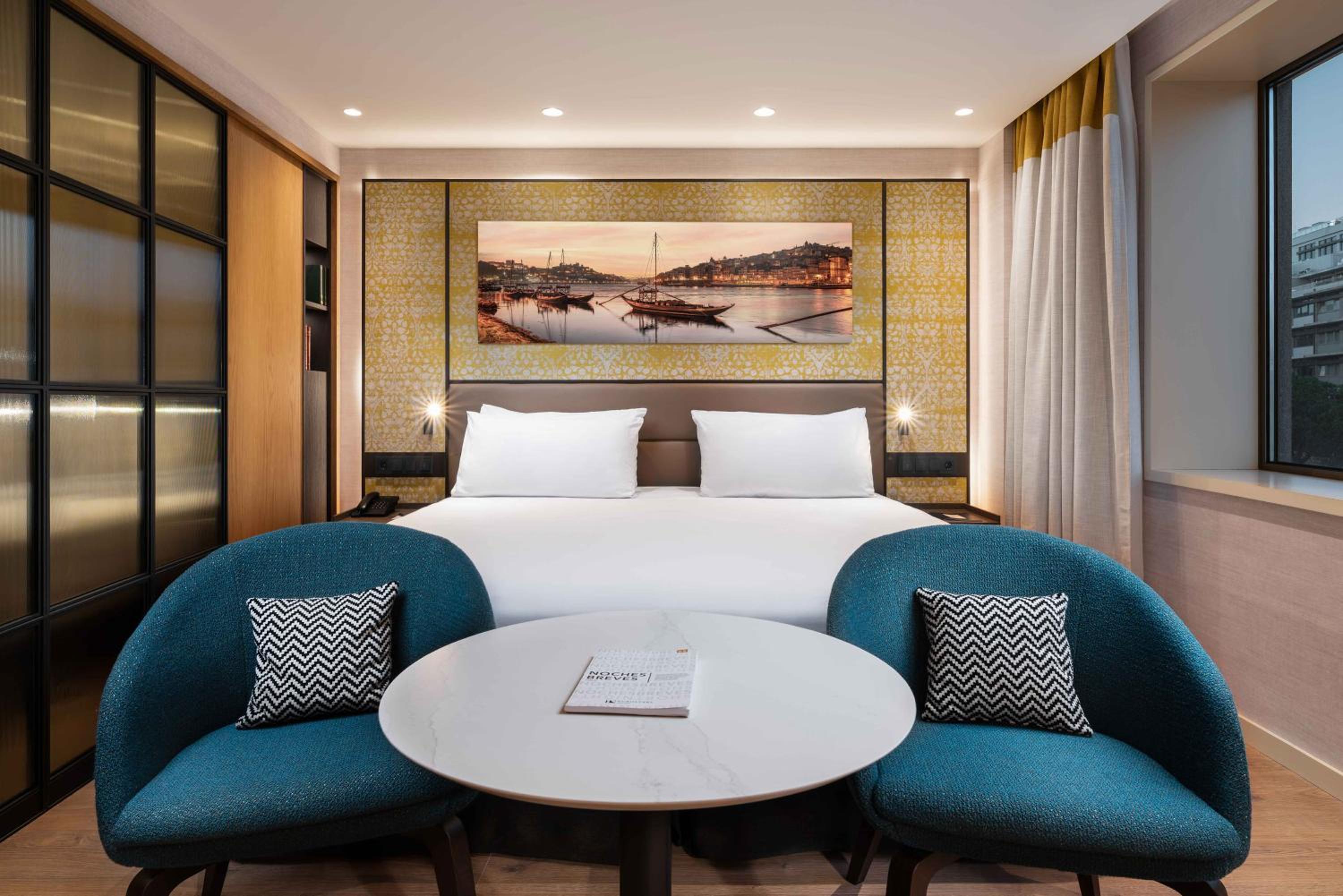 Deluxe Double Room with Aliados View - Photo 3