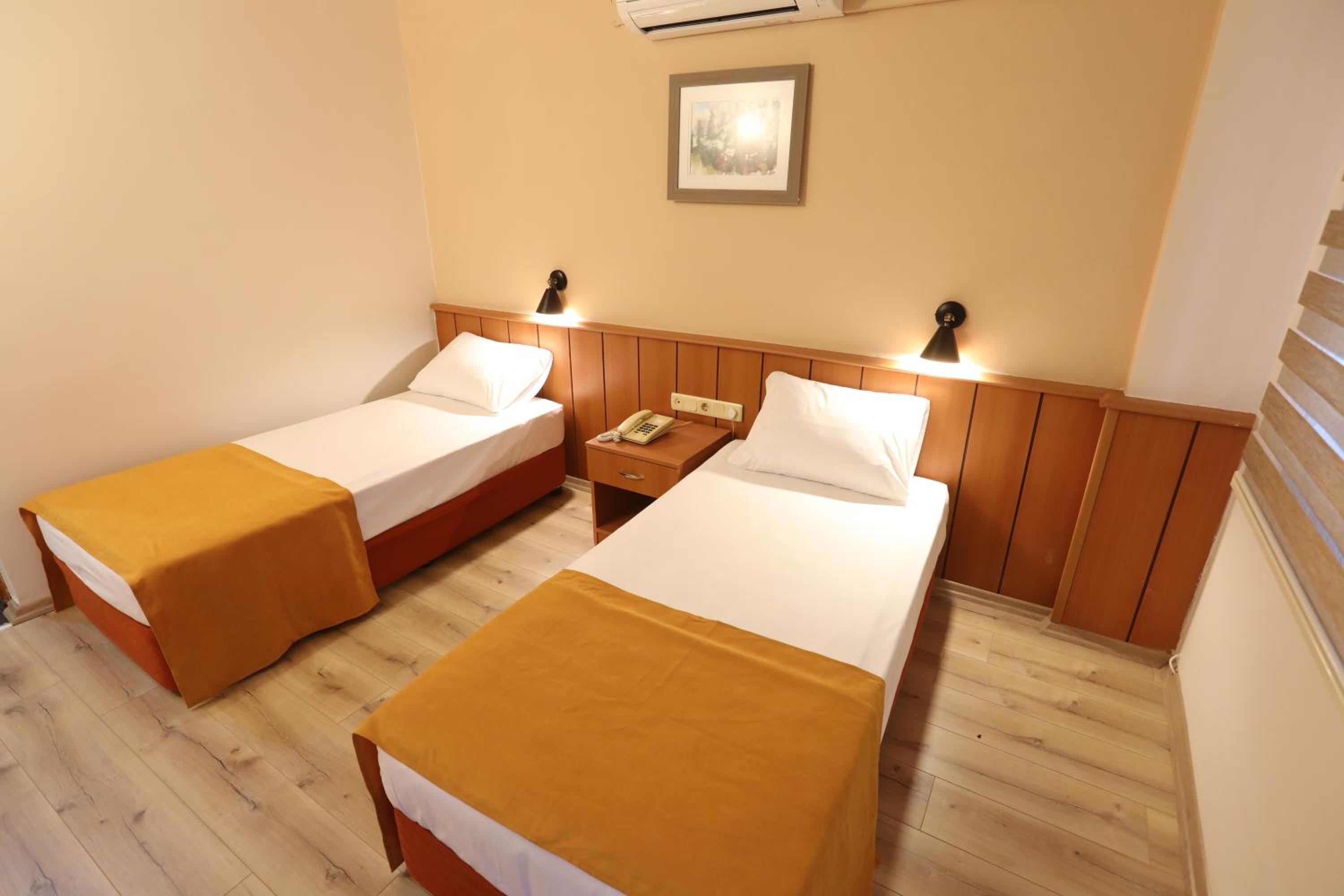 Standard Double or Twin Room - Photo 4
