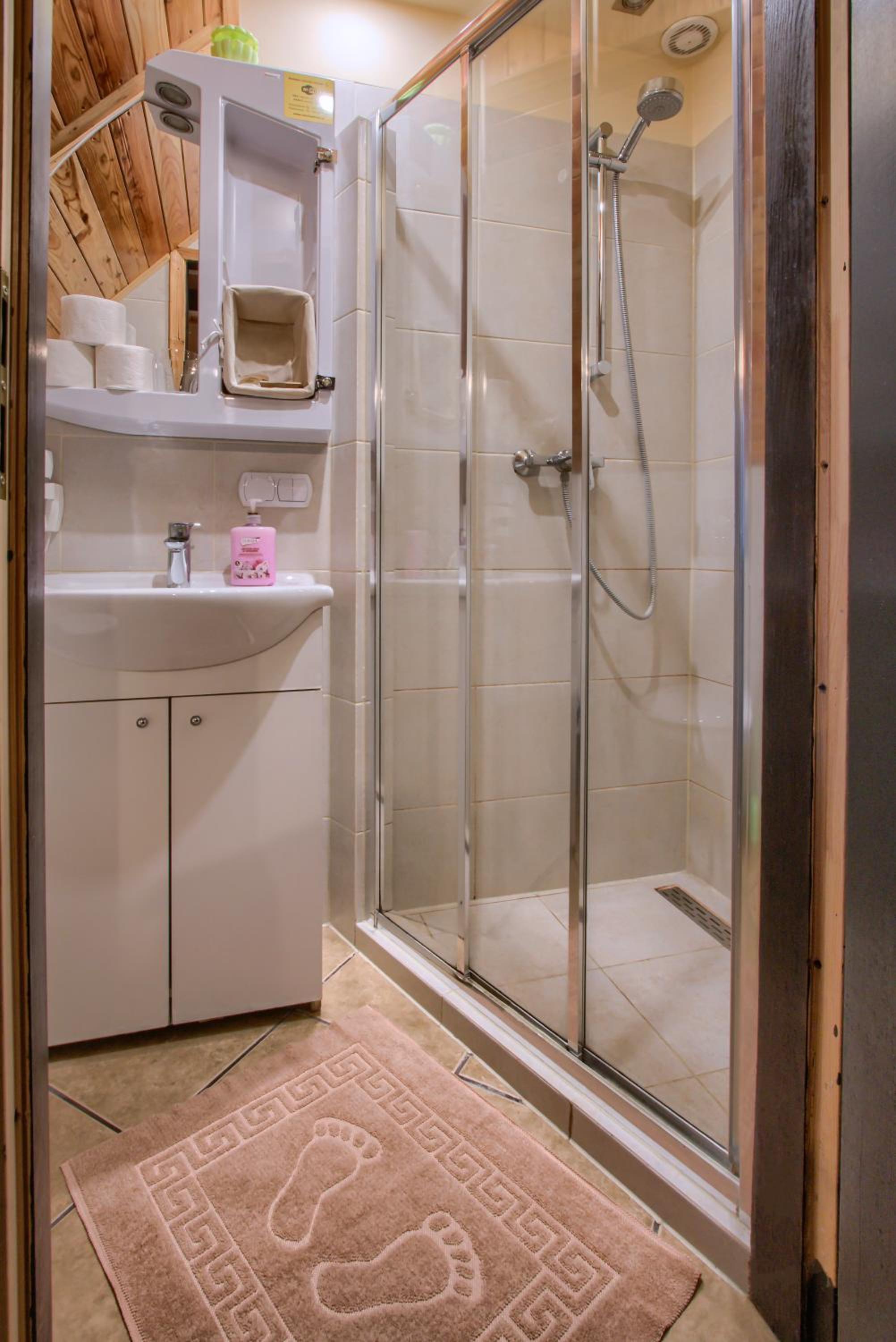 Quadruple Room with Private Bathroom photo 2
