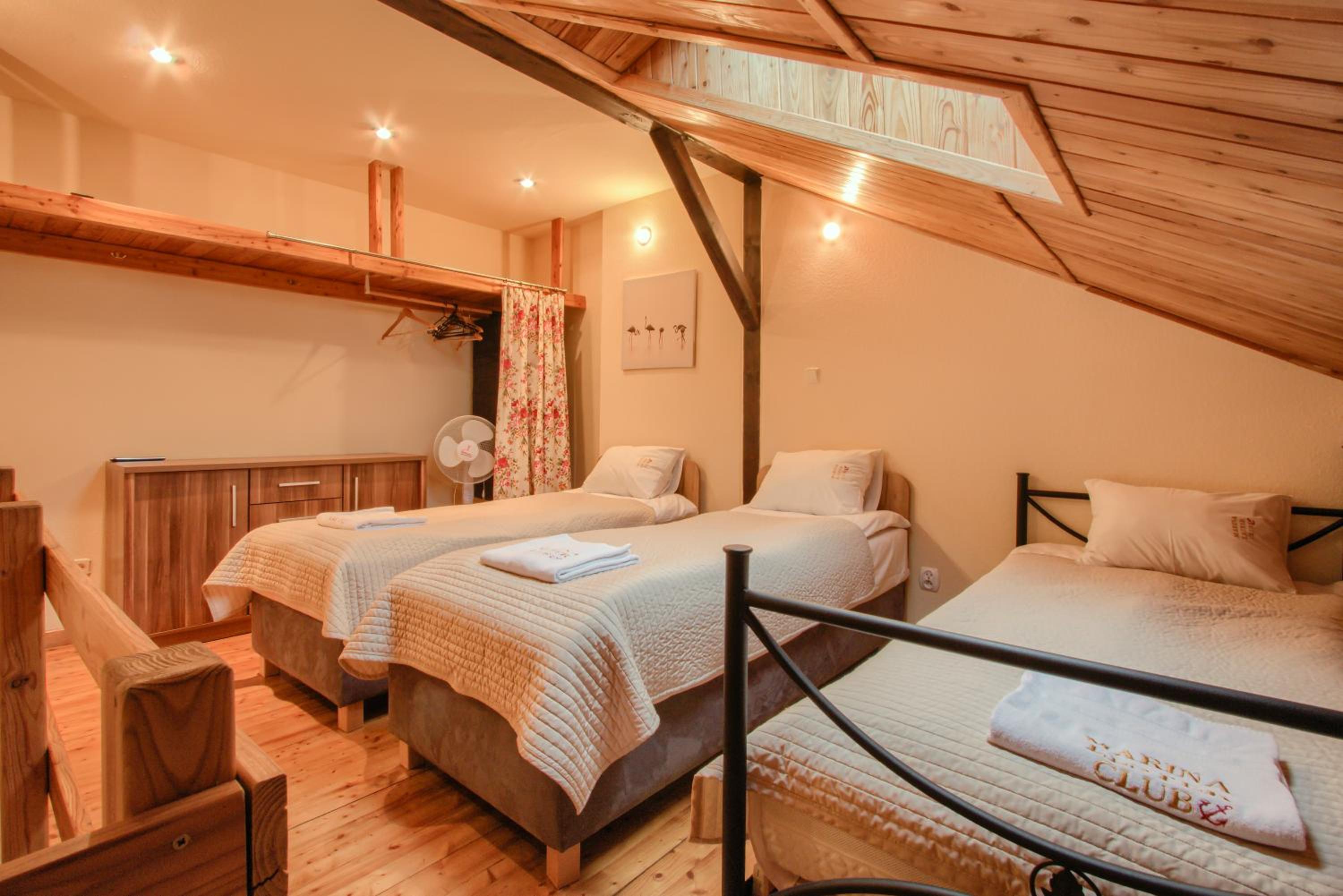 Quadruple Room with Private Bathroom photo 3