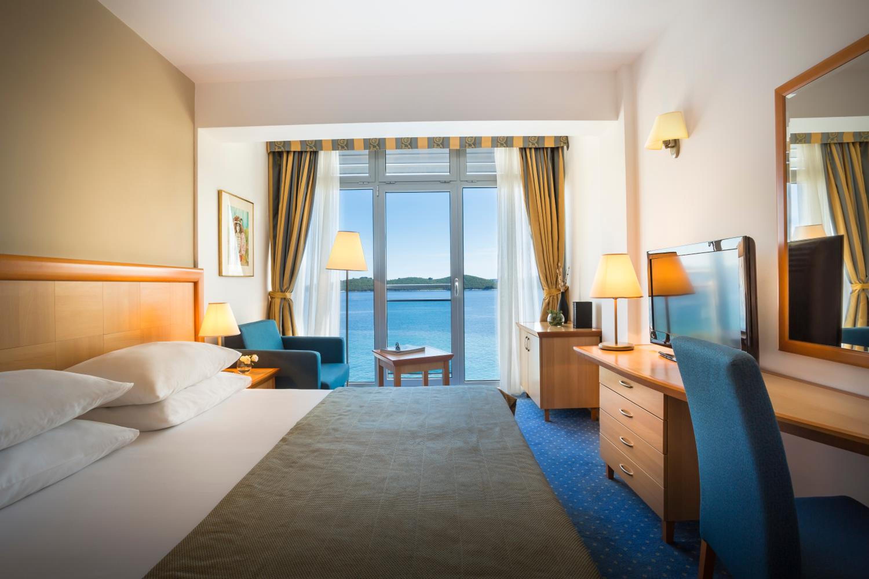 Superior Double Room with Sea View - Photo 3