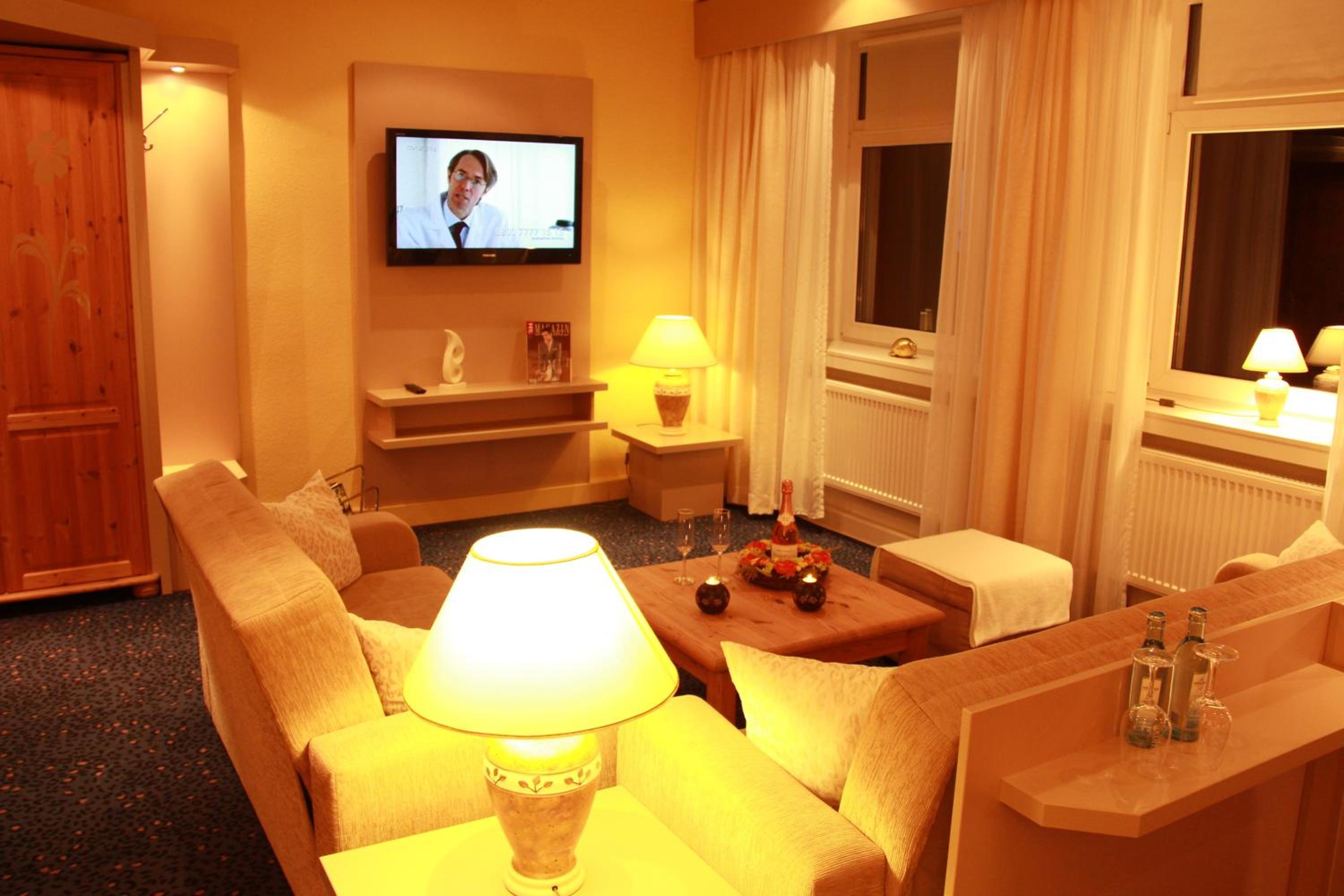 Deluxe Family Suite - Photo 3