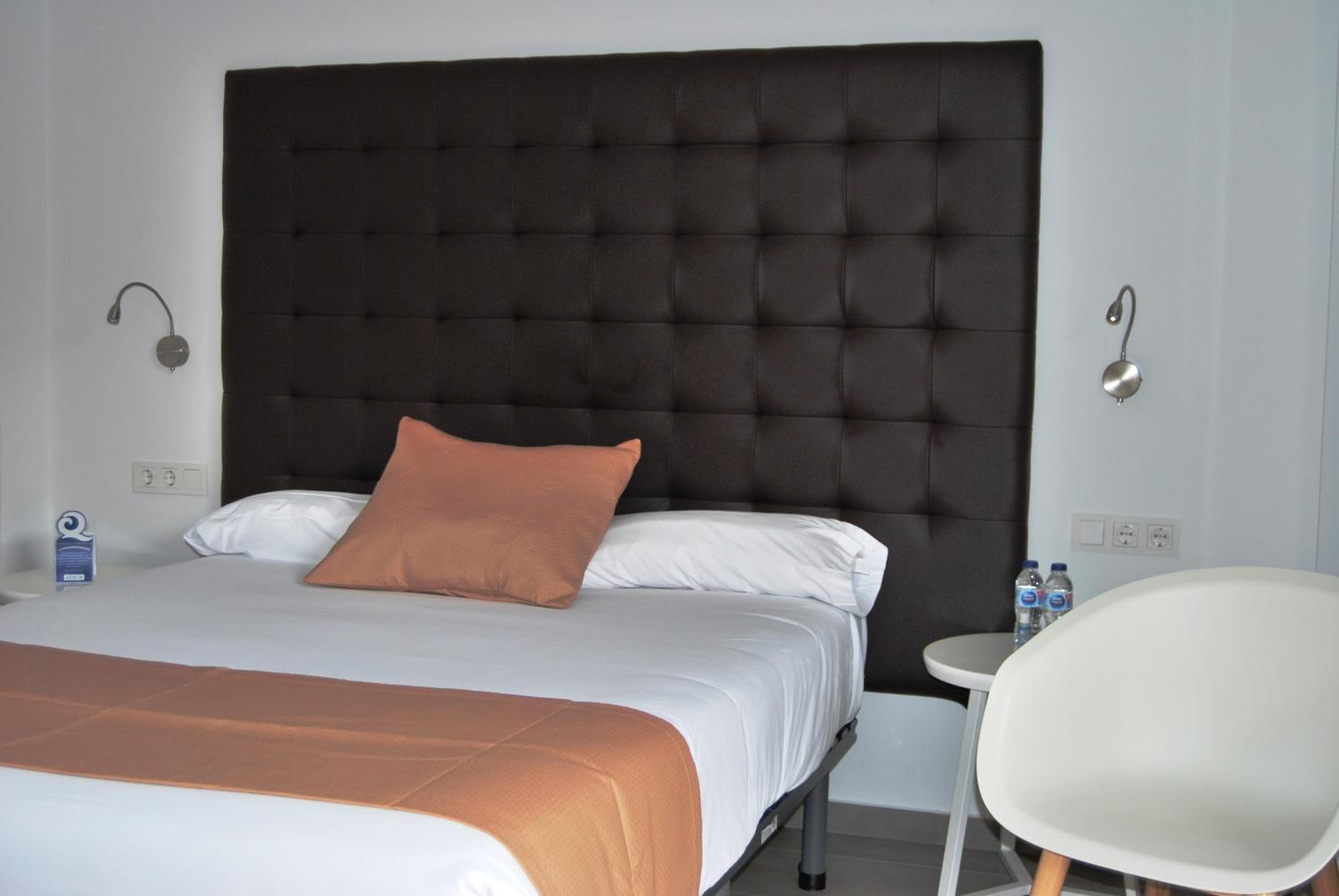 Twin Room - Photo 20
