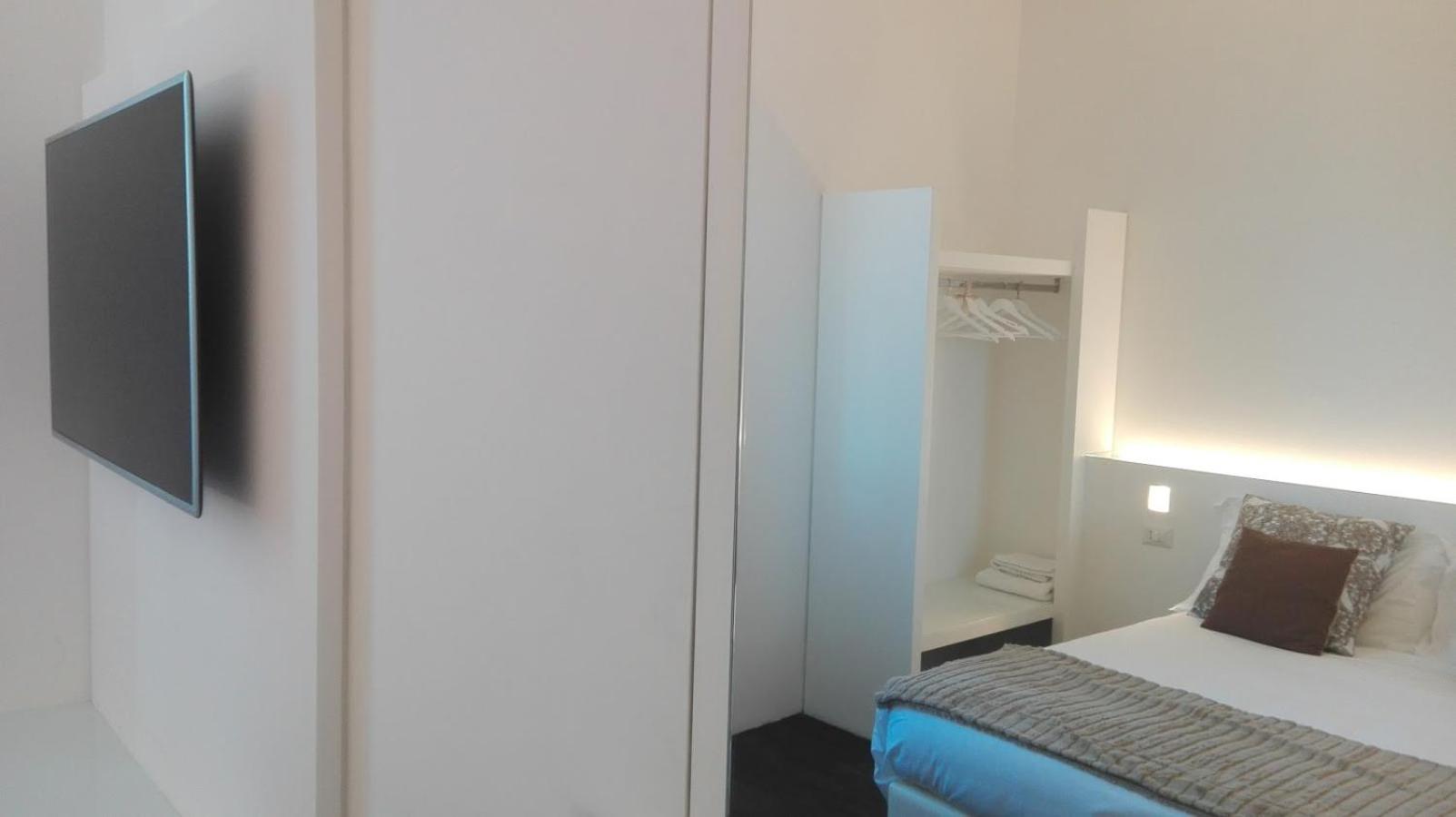 Double Room - Photo 12