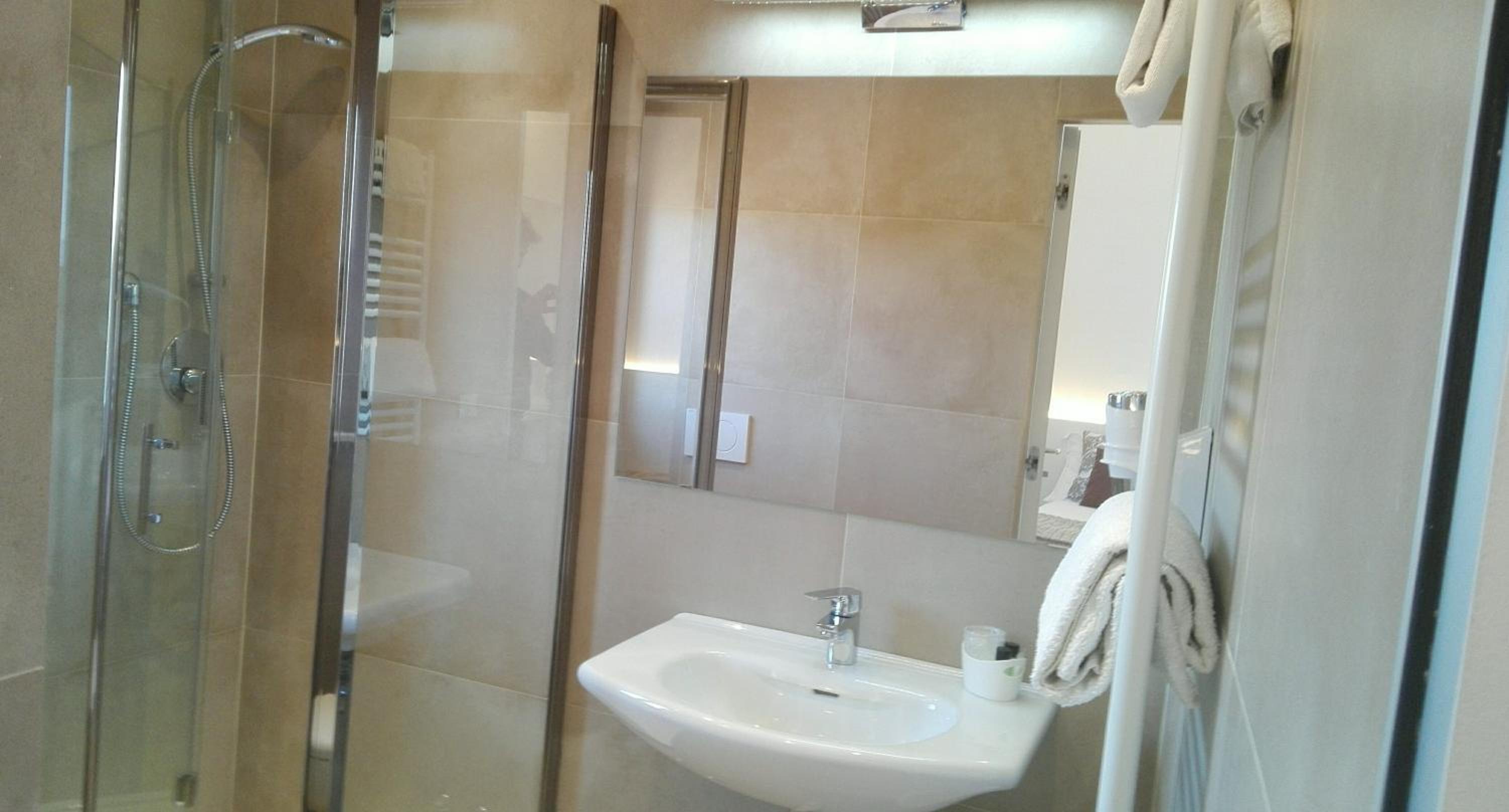 Double Room - Photo 7