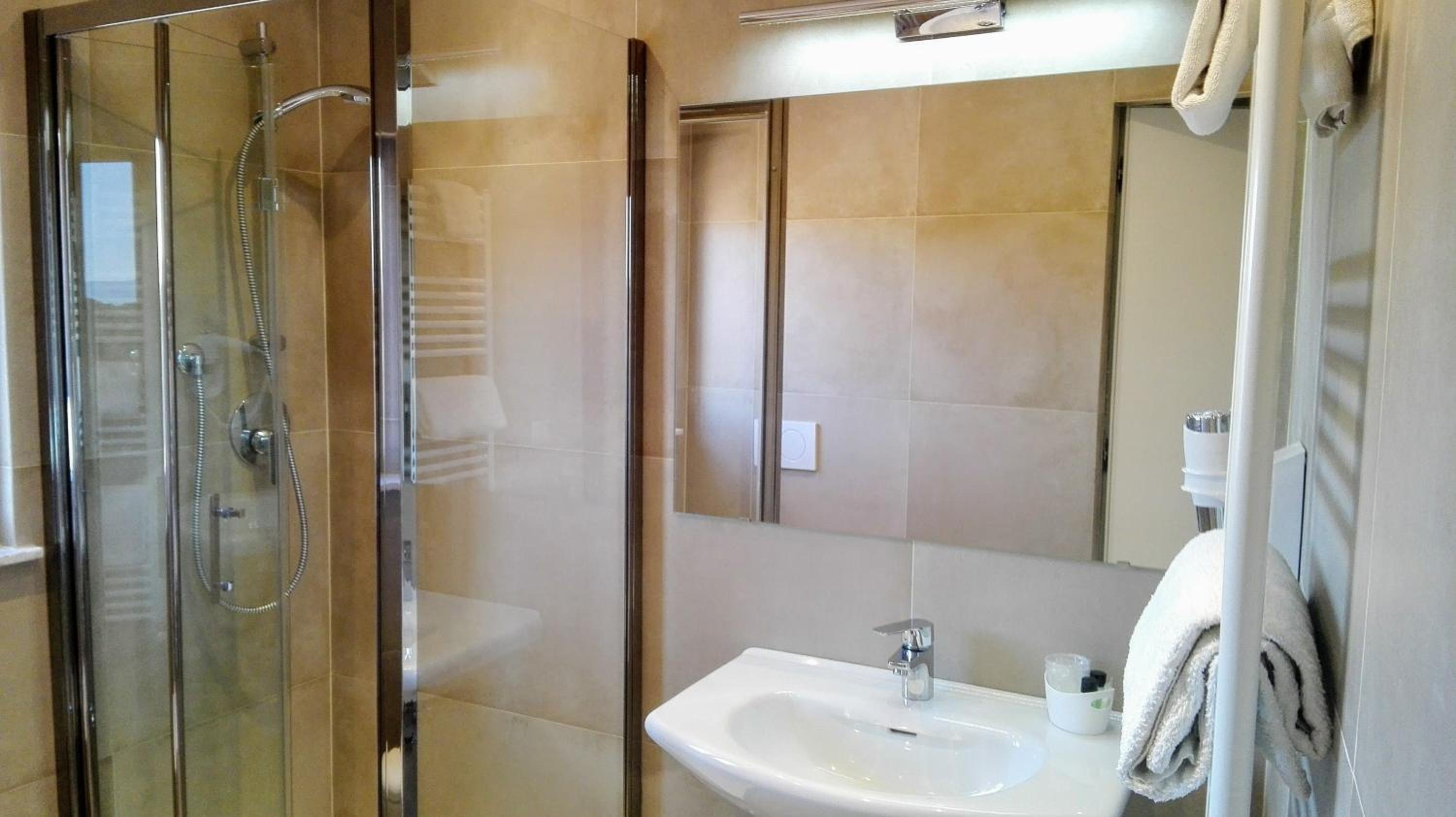 Double Room - Photo 8