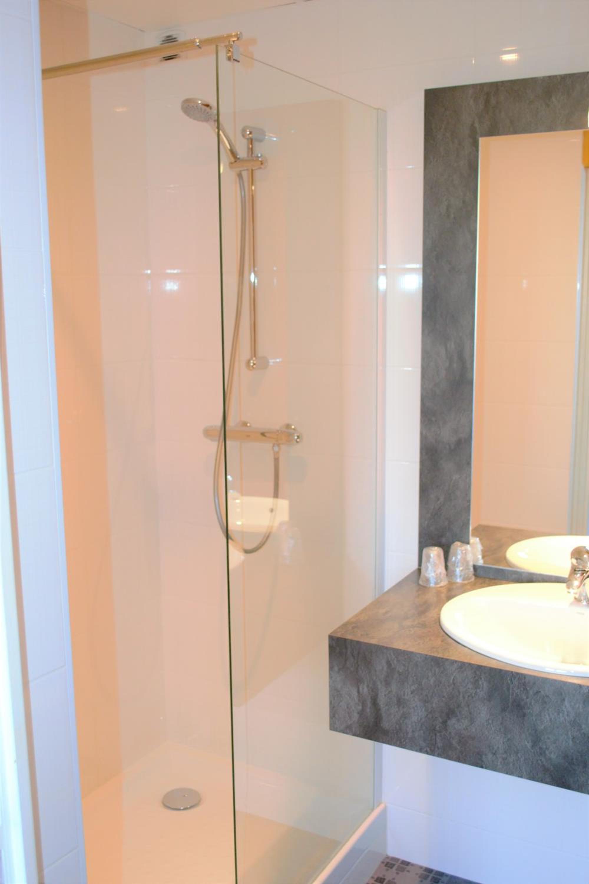 Standard Double Room - Photo 8