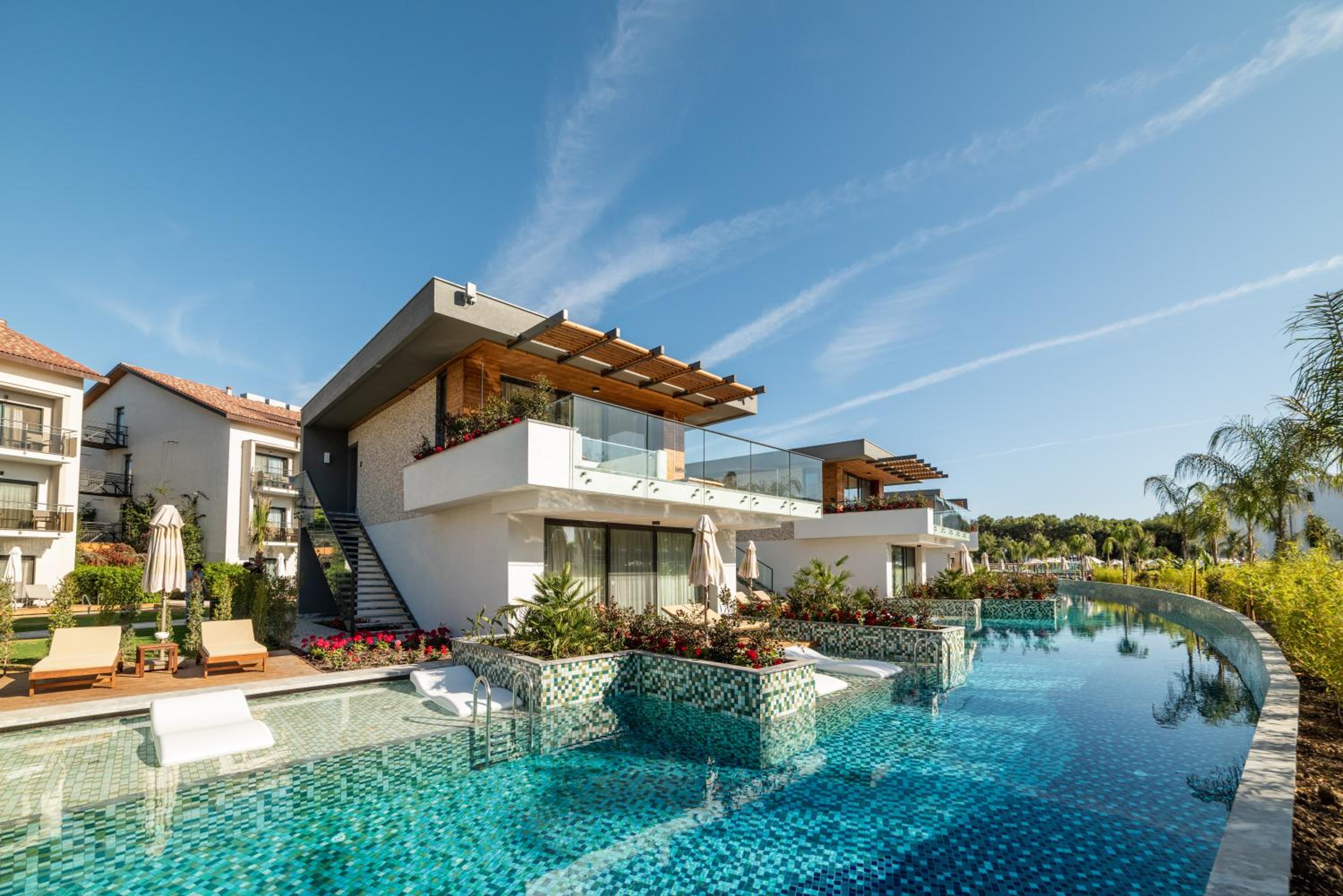 Lake House Swim-Up Suite photo 2