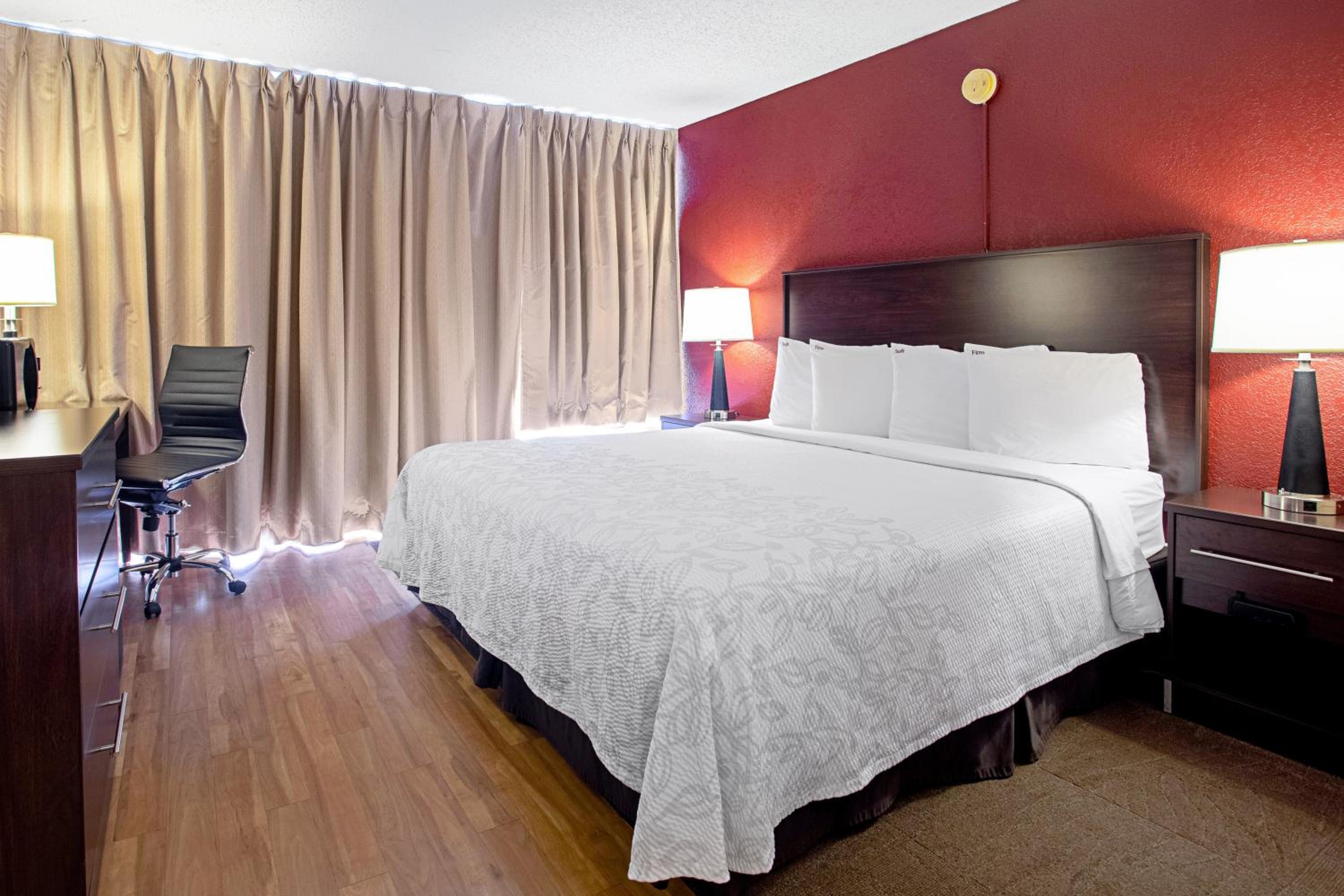 Premium King Room Smoke Free (Upgraded Bedding And Snack Box)