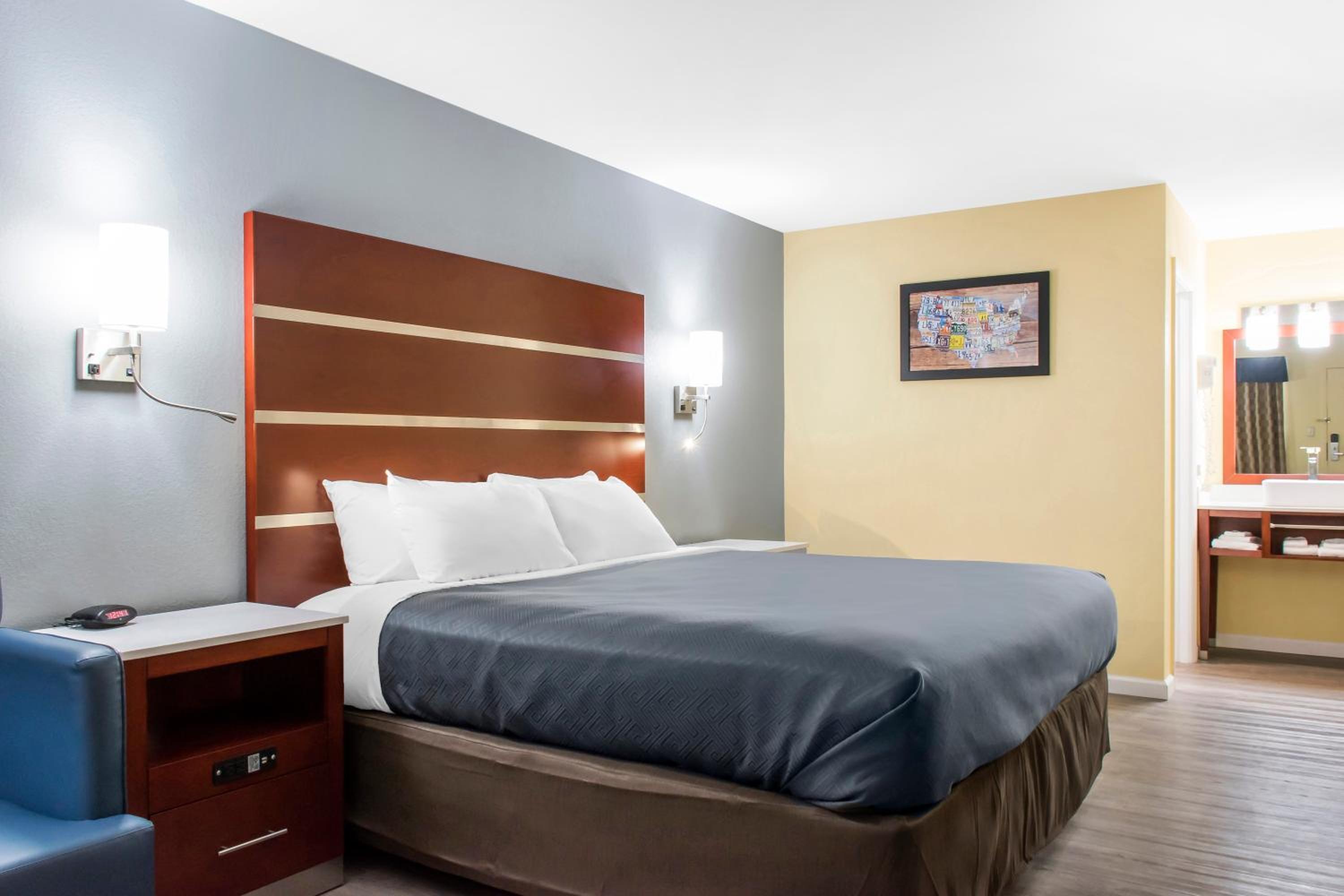 King Room - Non-Smoking - Photo 2