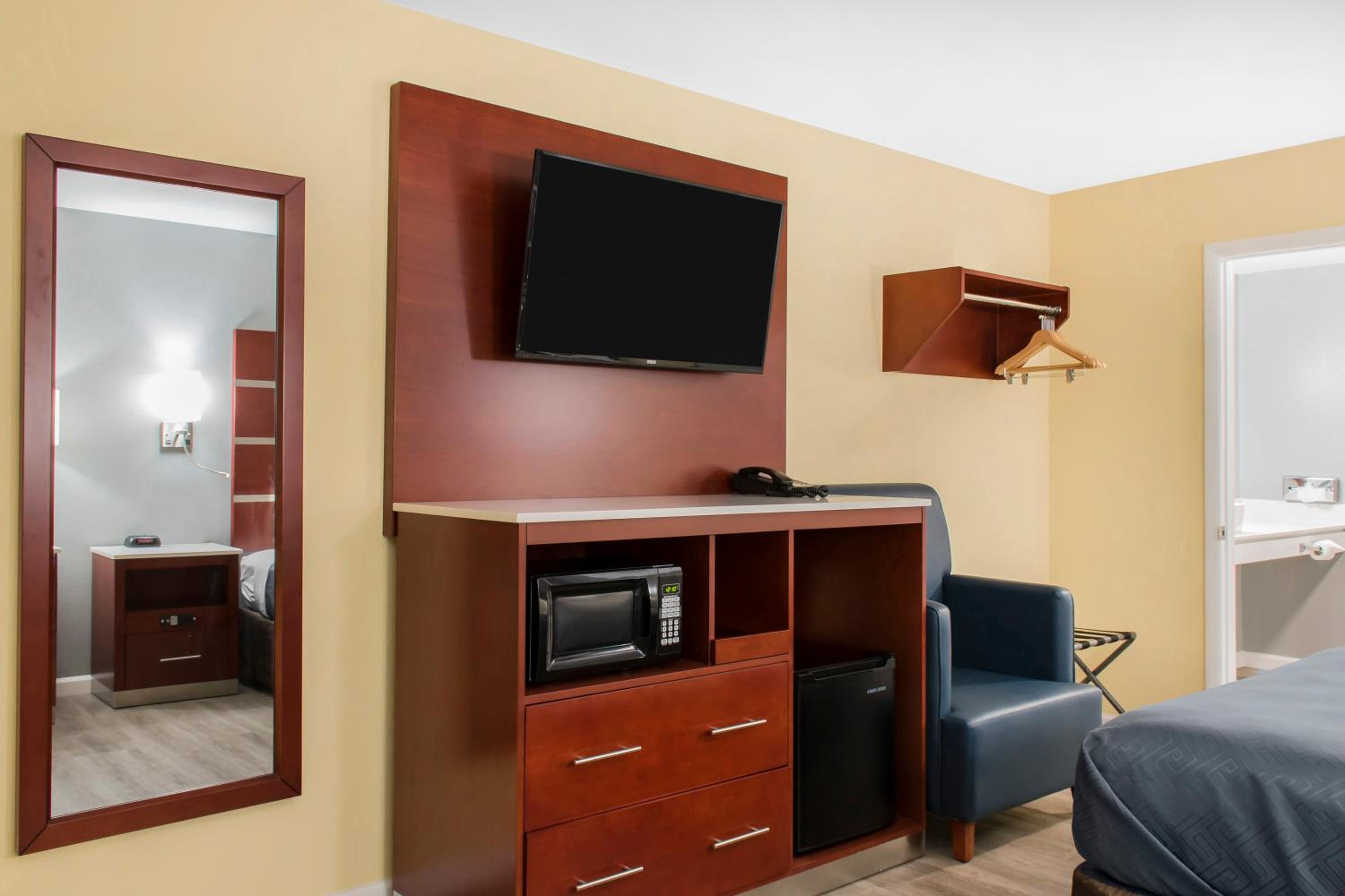 Queen Room - Accessible/Non-Smoking - Photo 2