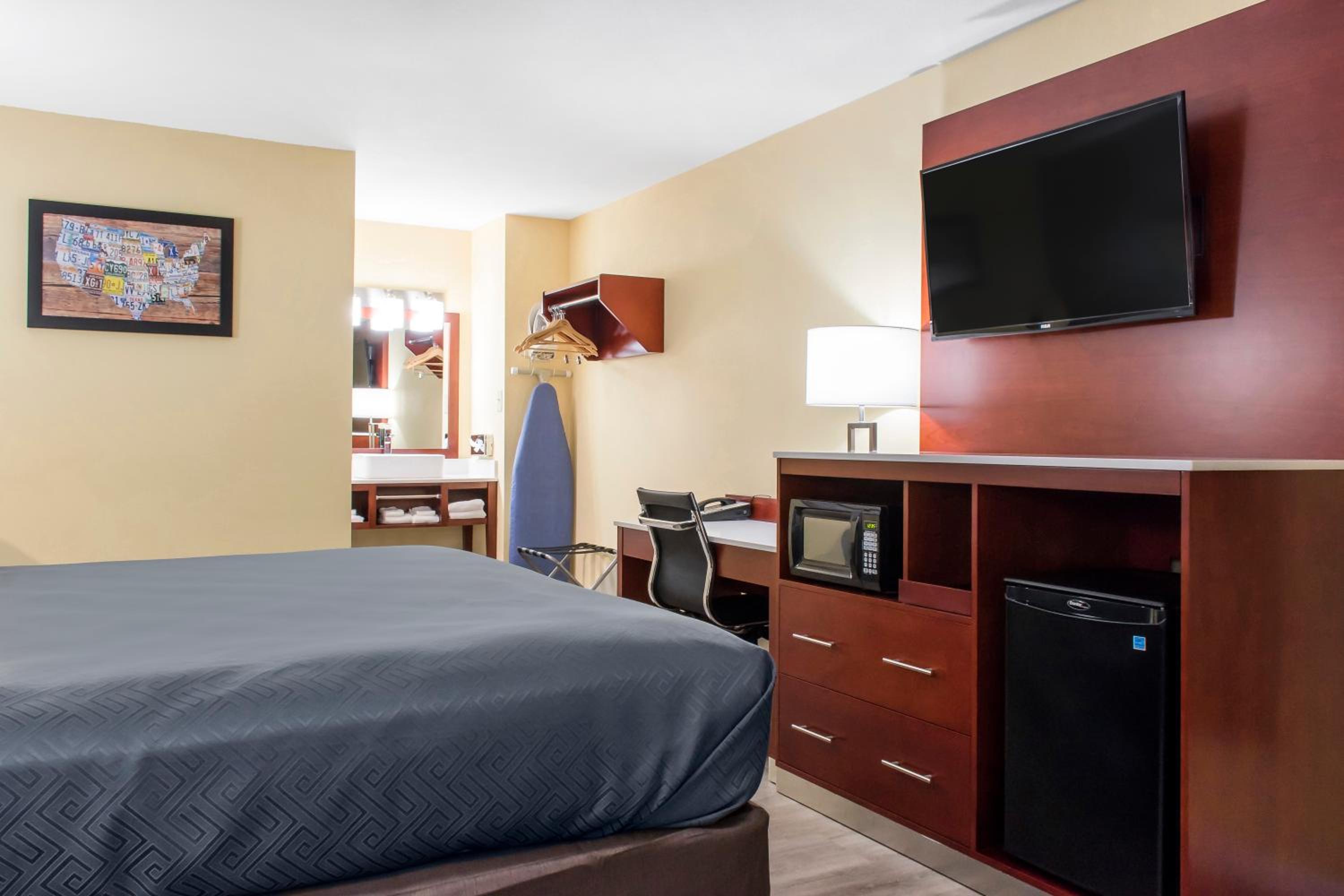 King Room - Non-Smoking - Photo 1