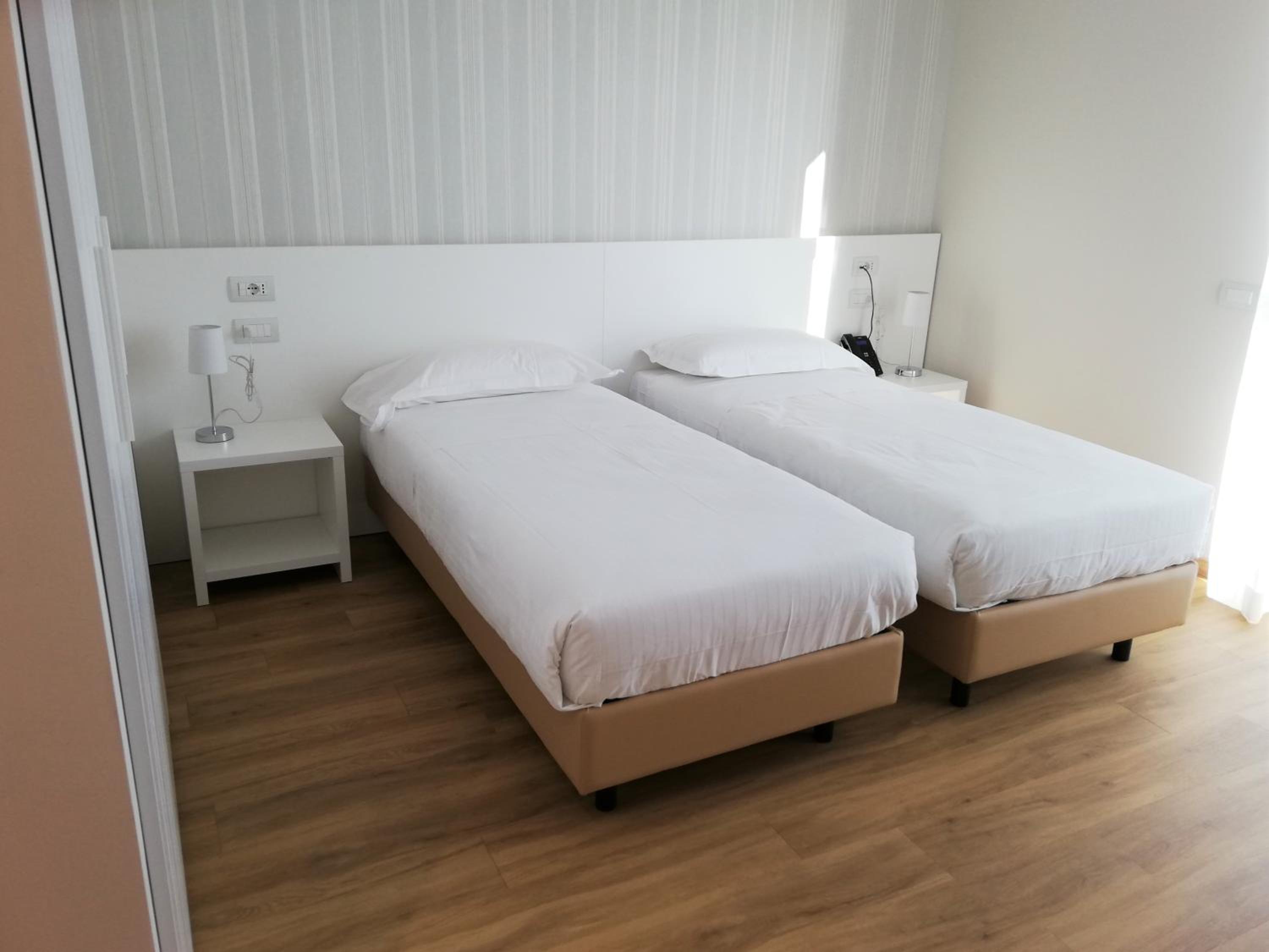 Standard Double or Twin Room - Photo 8