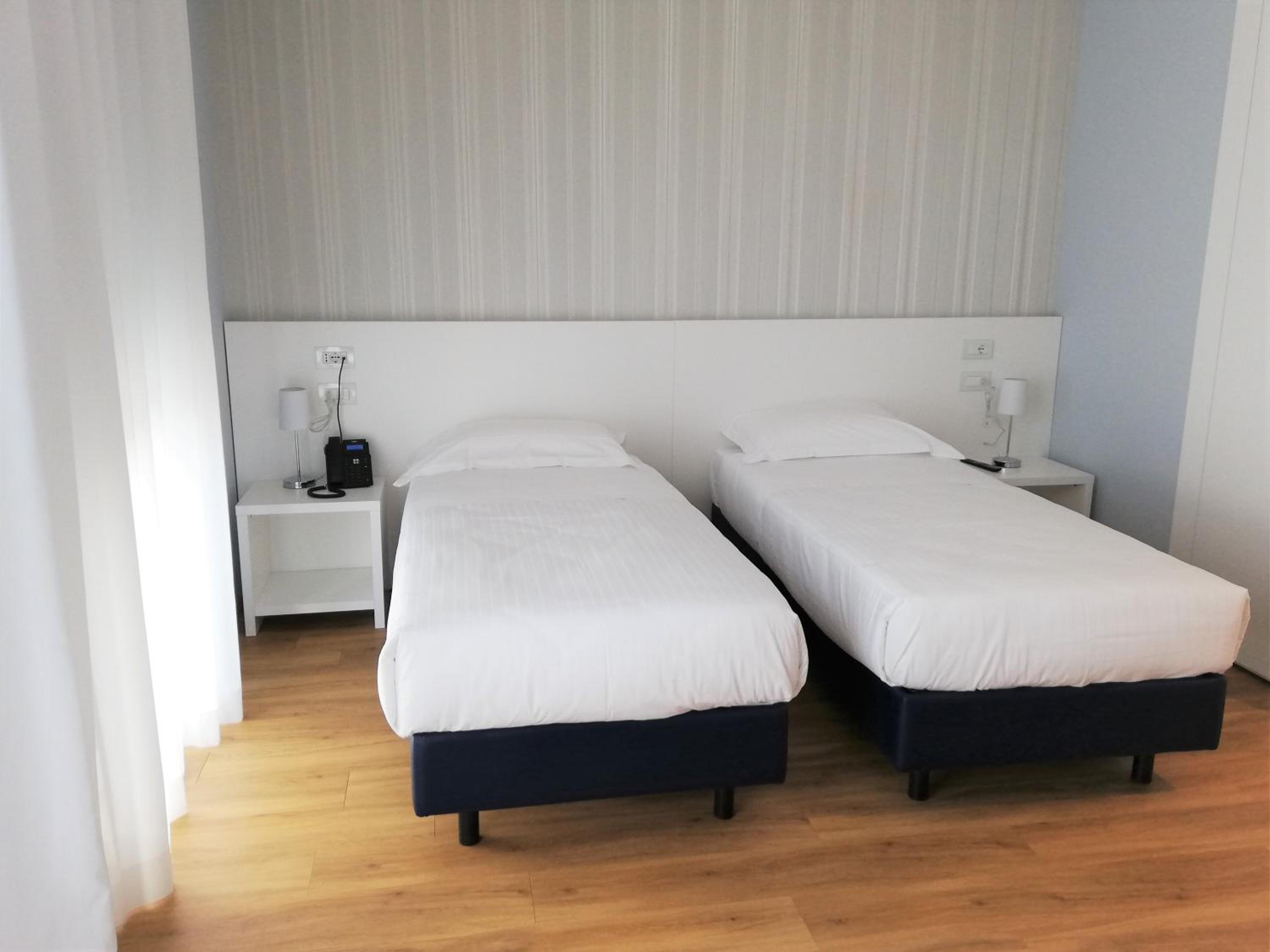 Standard Double or Twin Room - Photo 6