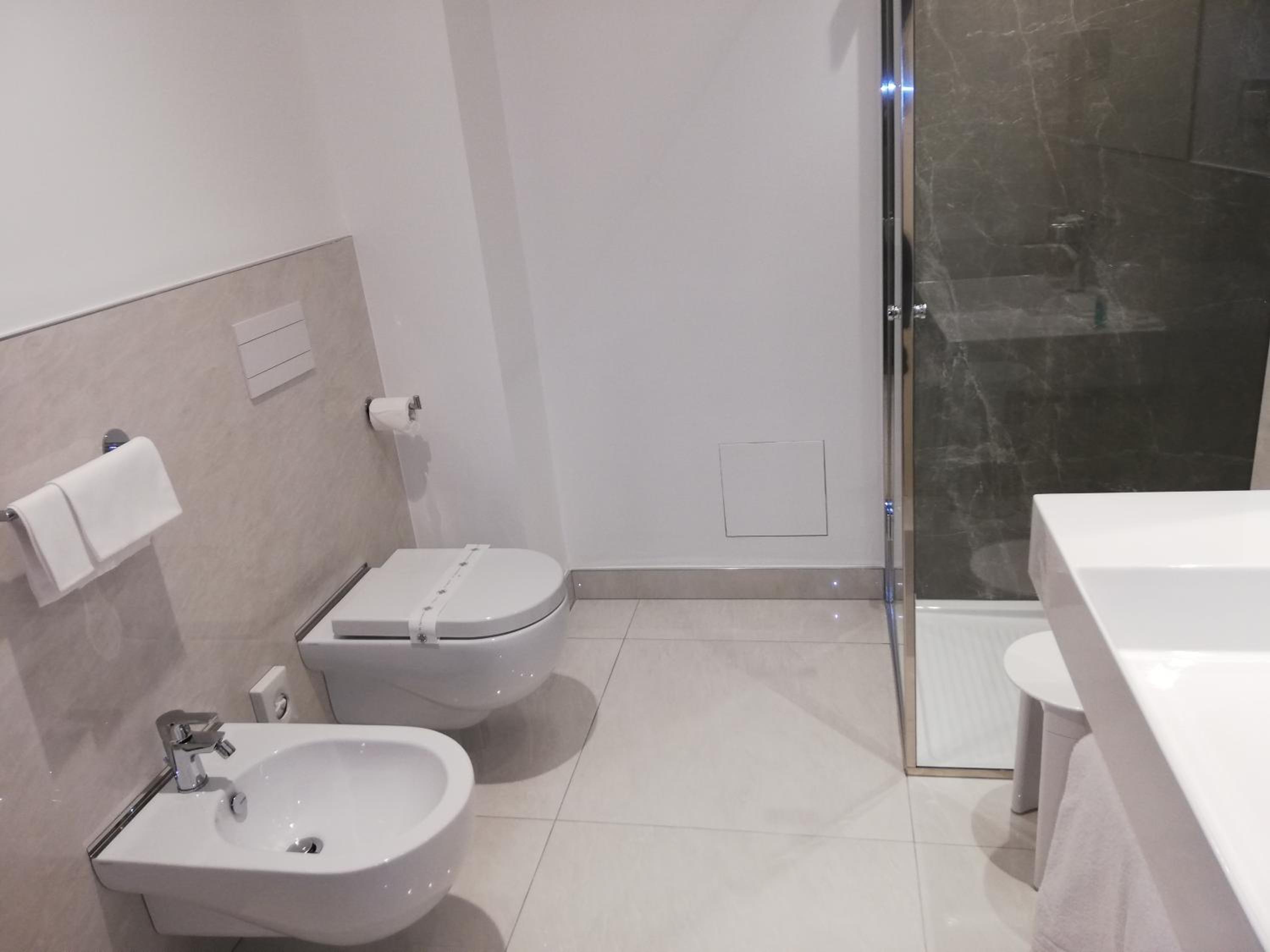 Standard Double or Twin Room - Photo 9