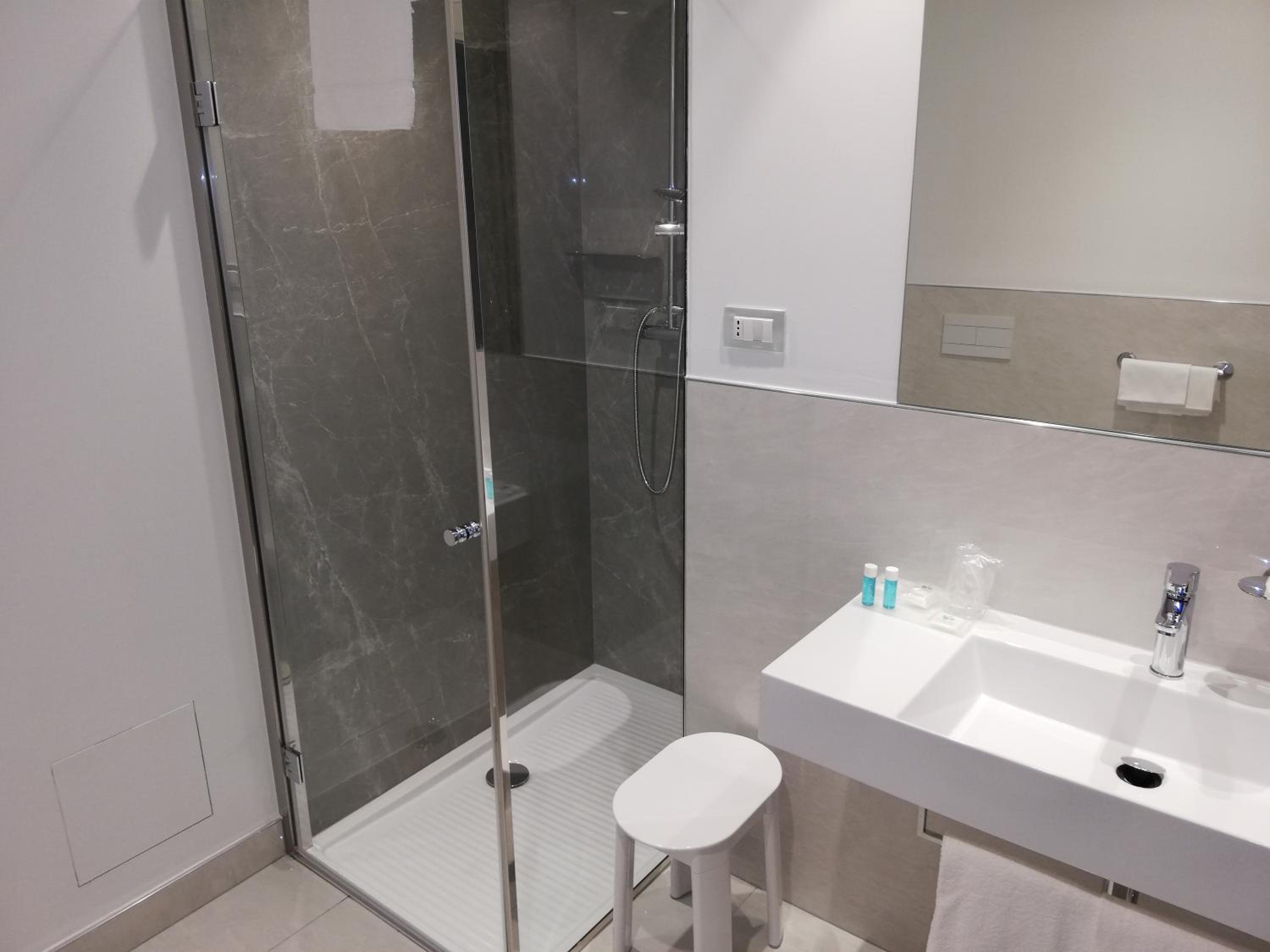 Standard Double or Twin Room - Photo 12