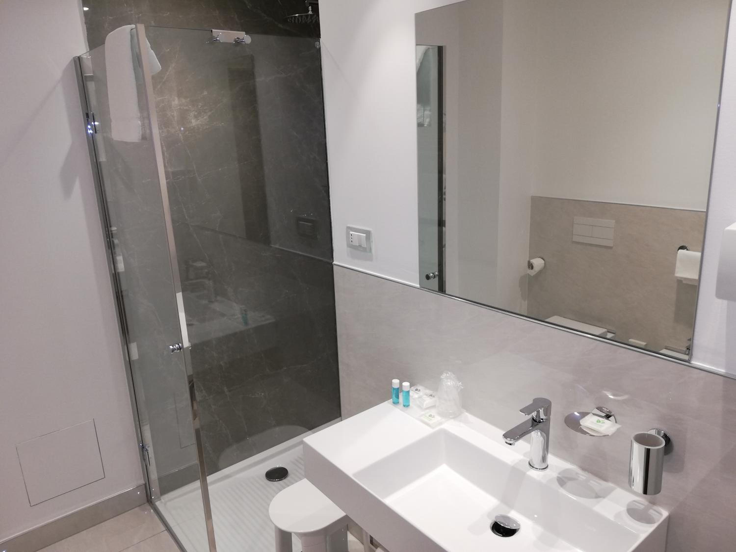 Standard Double or Twin Room - Photo 3