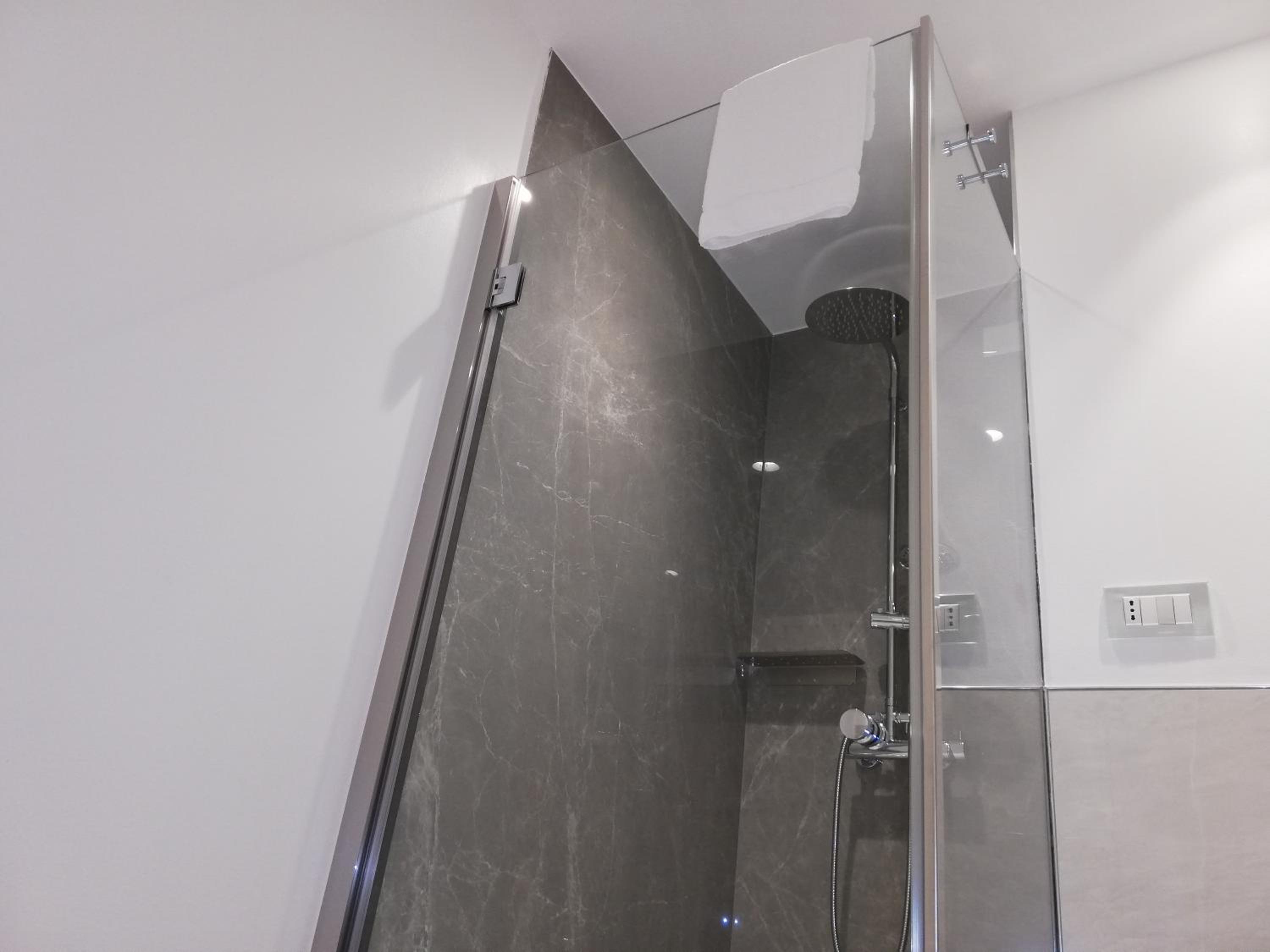 Standard Double or Twin Room - Photo 7