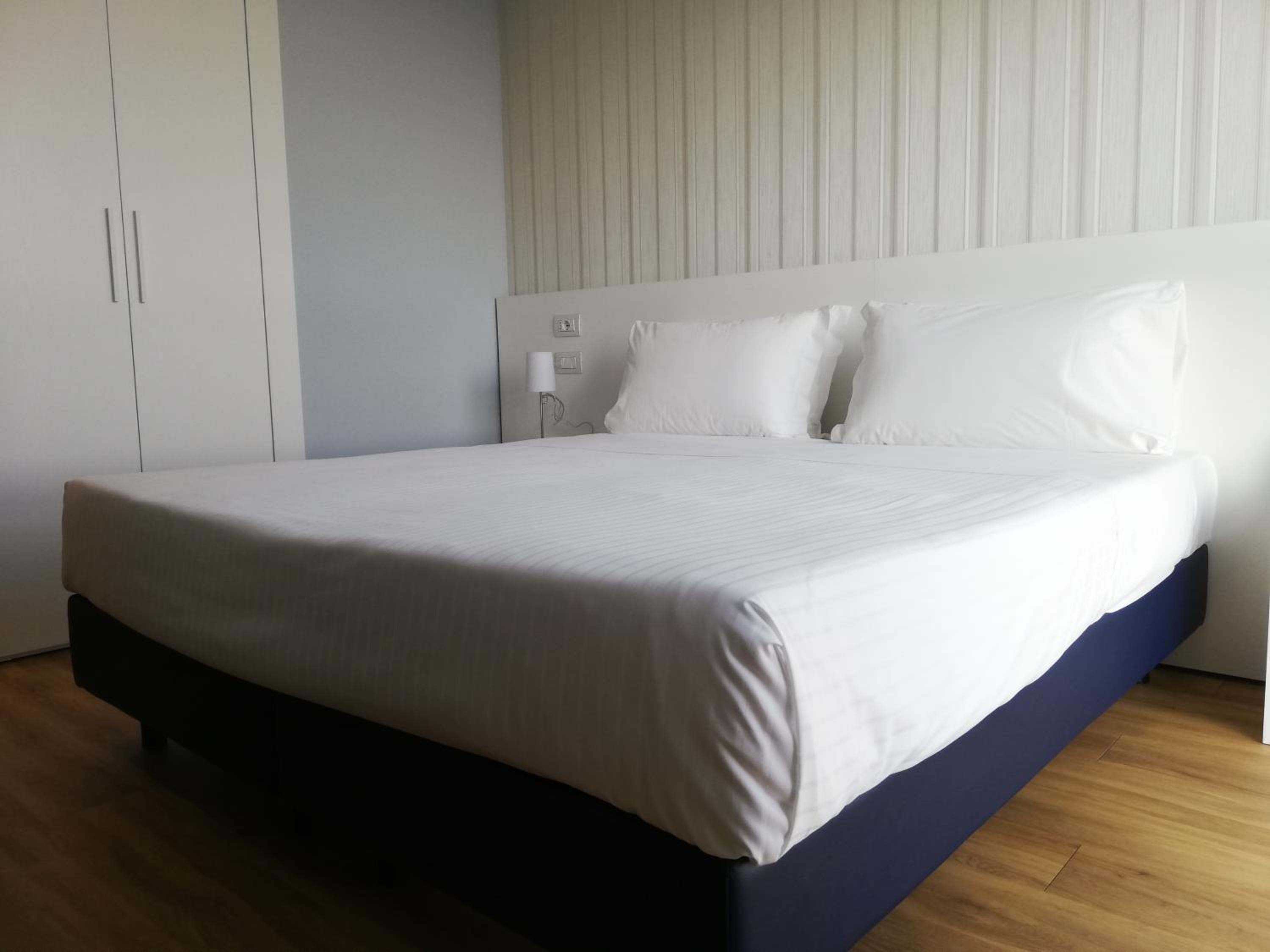 Standard Double or Twin Room - Photo 11