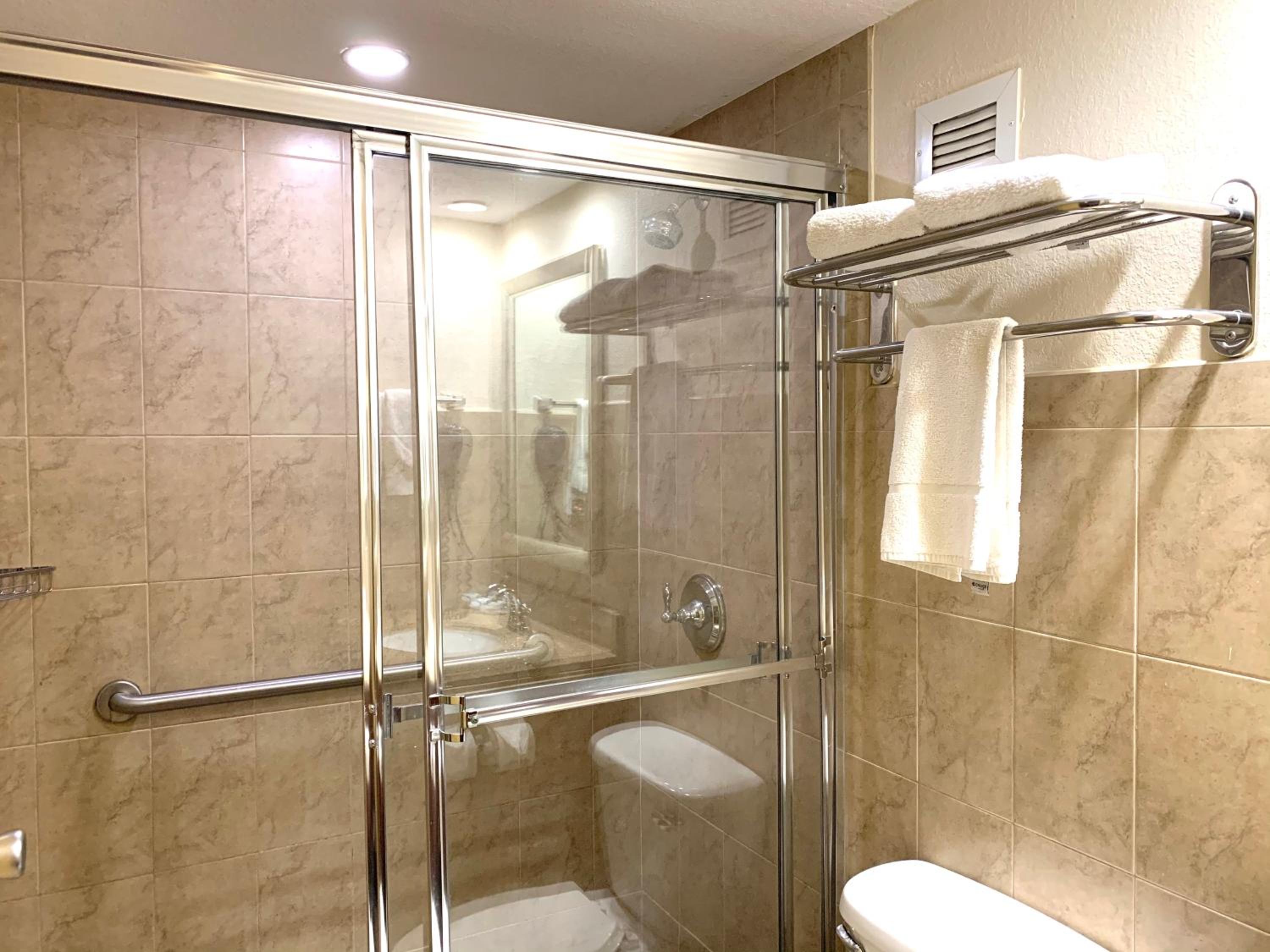 Deluxe King Room with Jacuzzi - Non-Smoking - Photo 4