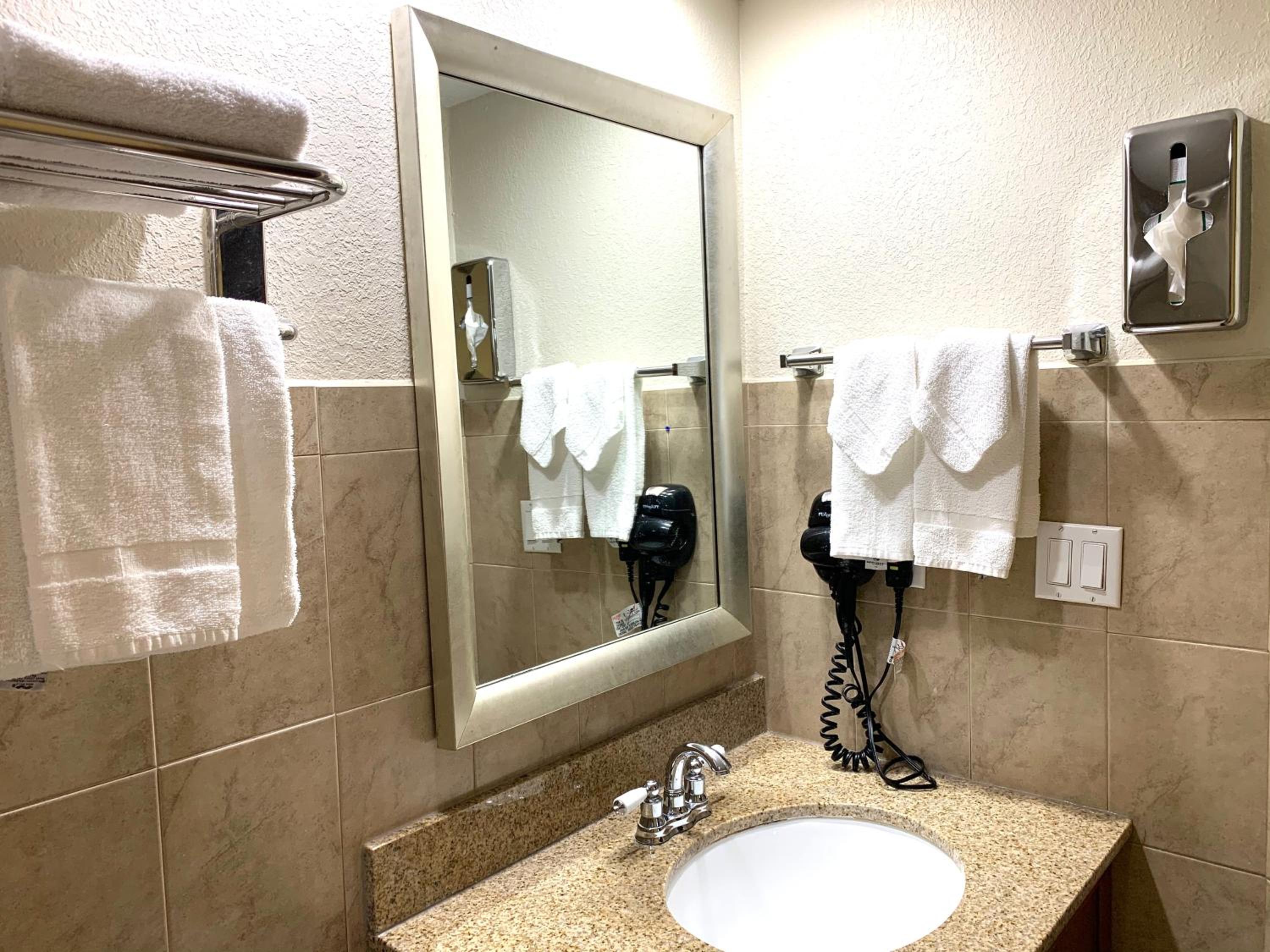 Deluxe King Room with Jacuzzi - Non-Smoking - Photo 5