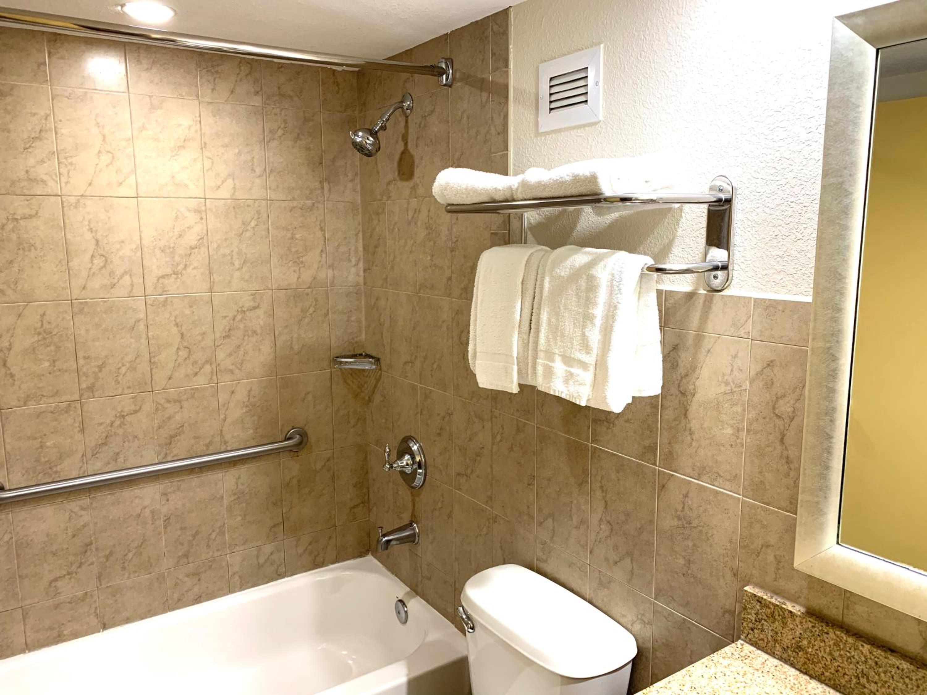 Deluxe Queen Room with Two Queen Beds - Non-Smoking - Photo 3