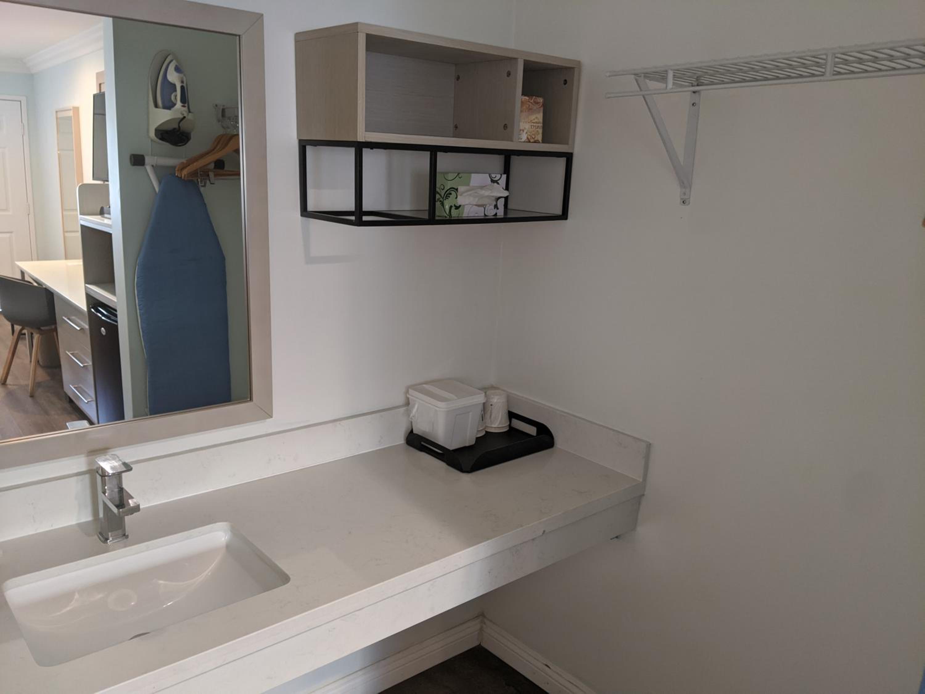 King Room with Roll-In Shower - Mobility/Hearing Accessible - Non-Smoking - Photo 3