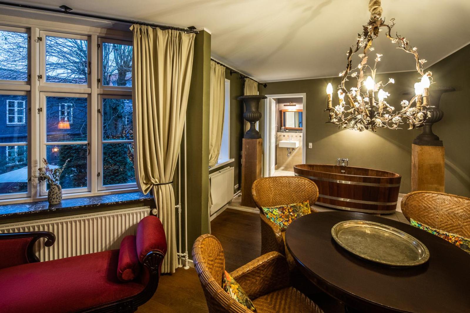 Suite - Photo 1
