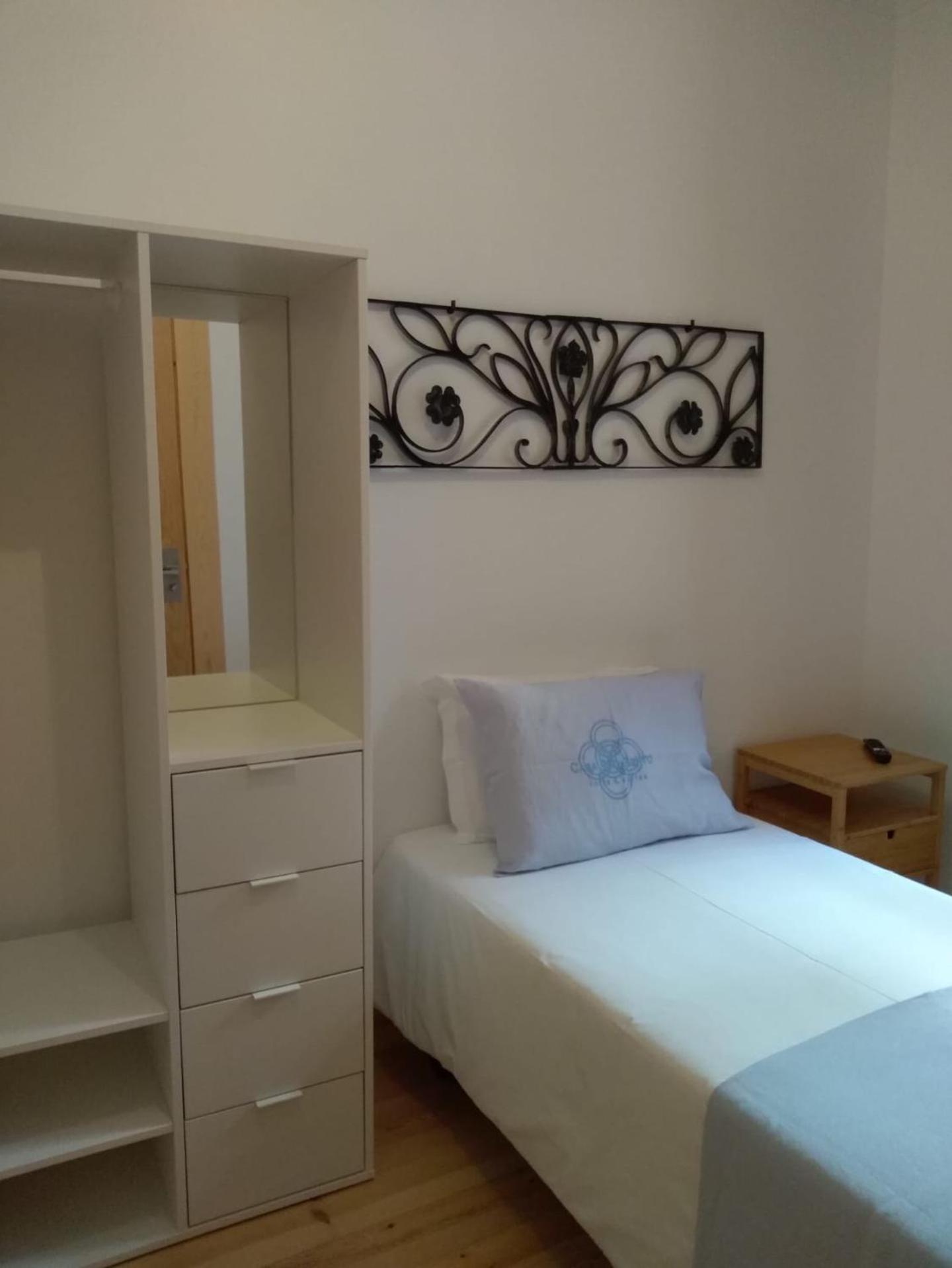 Single Room with Bathroom photo 2