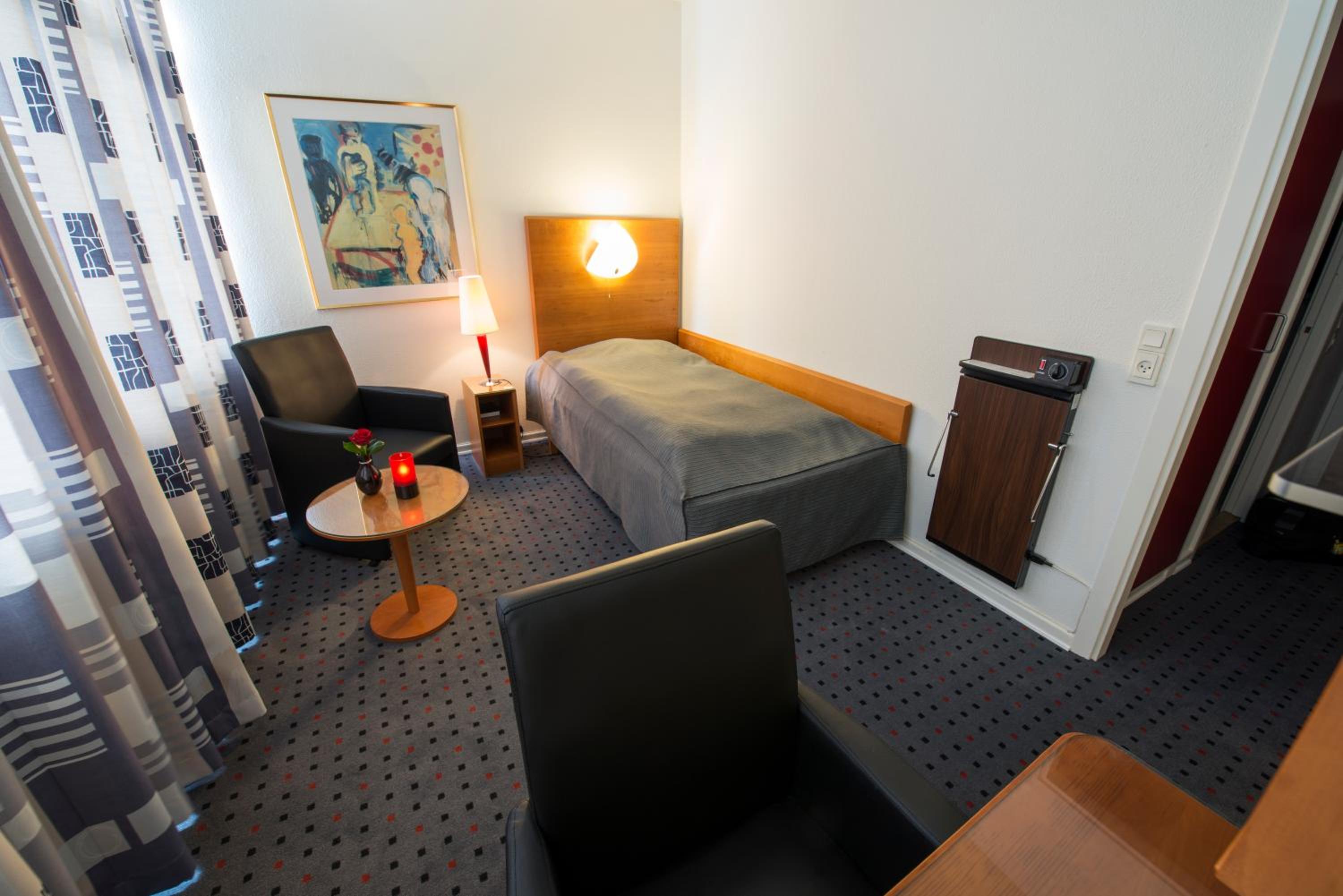 Small Single Room photo 2