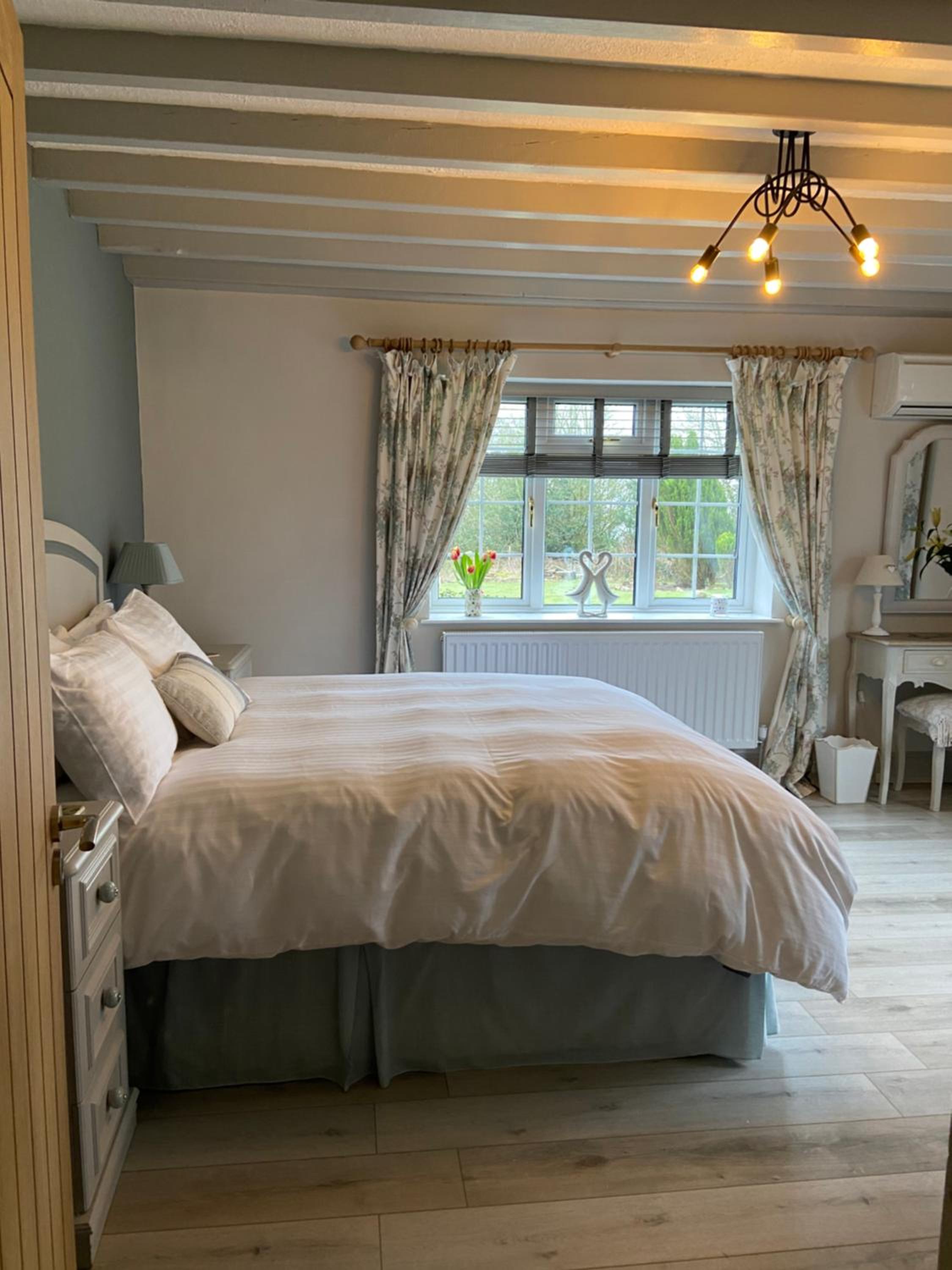 Standard King Room - Photo 9