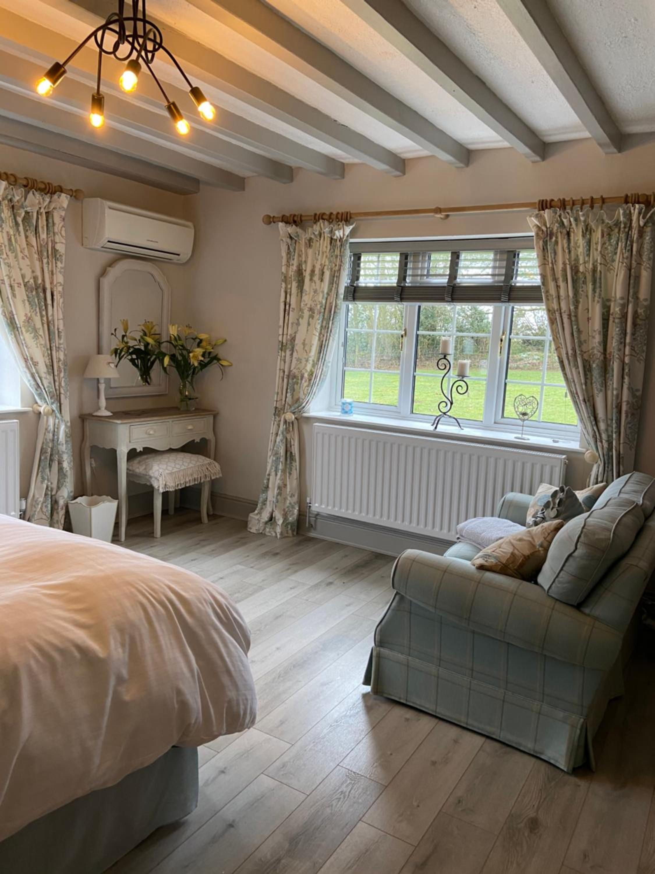 Standard King Room - Photo 11