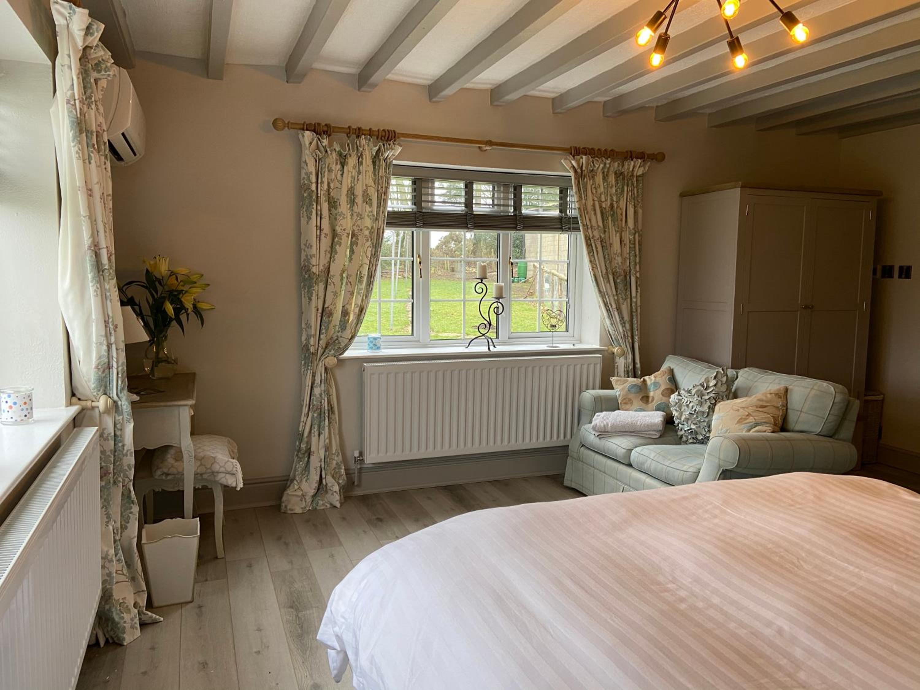 Standard King Room - Photo 10