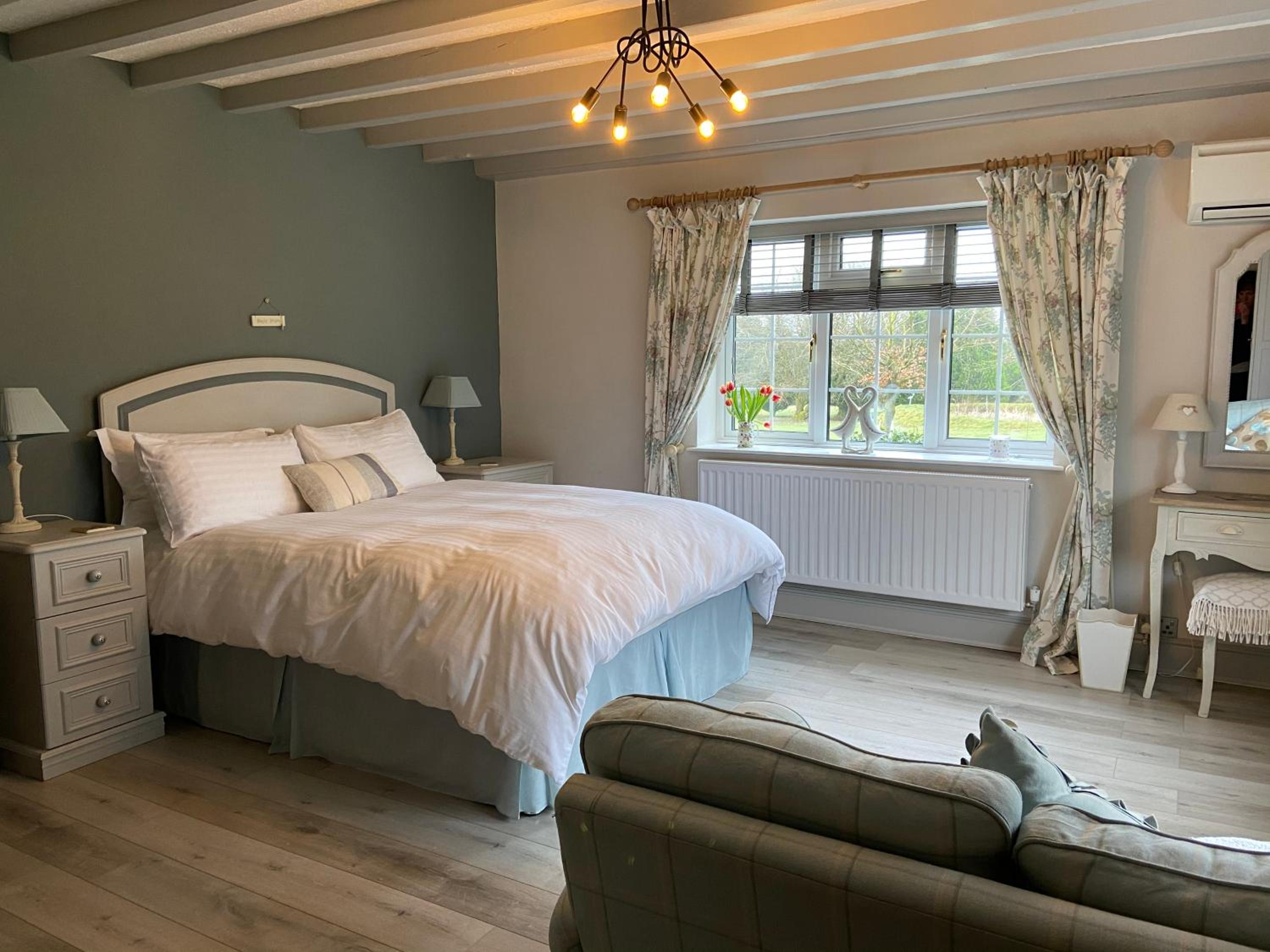 Standard King Room - Photo 12