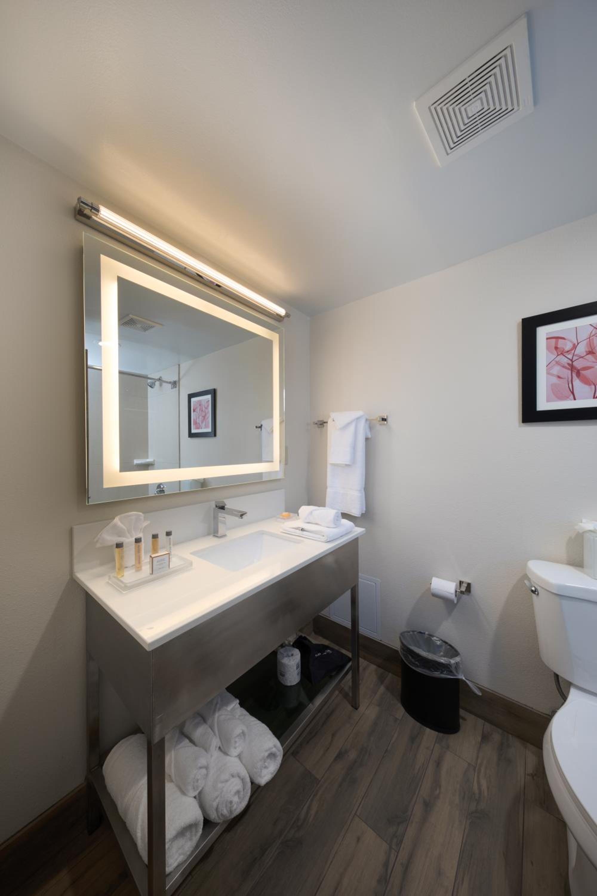 Standard King Room photo 2