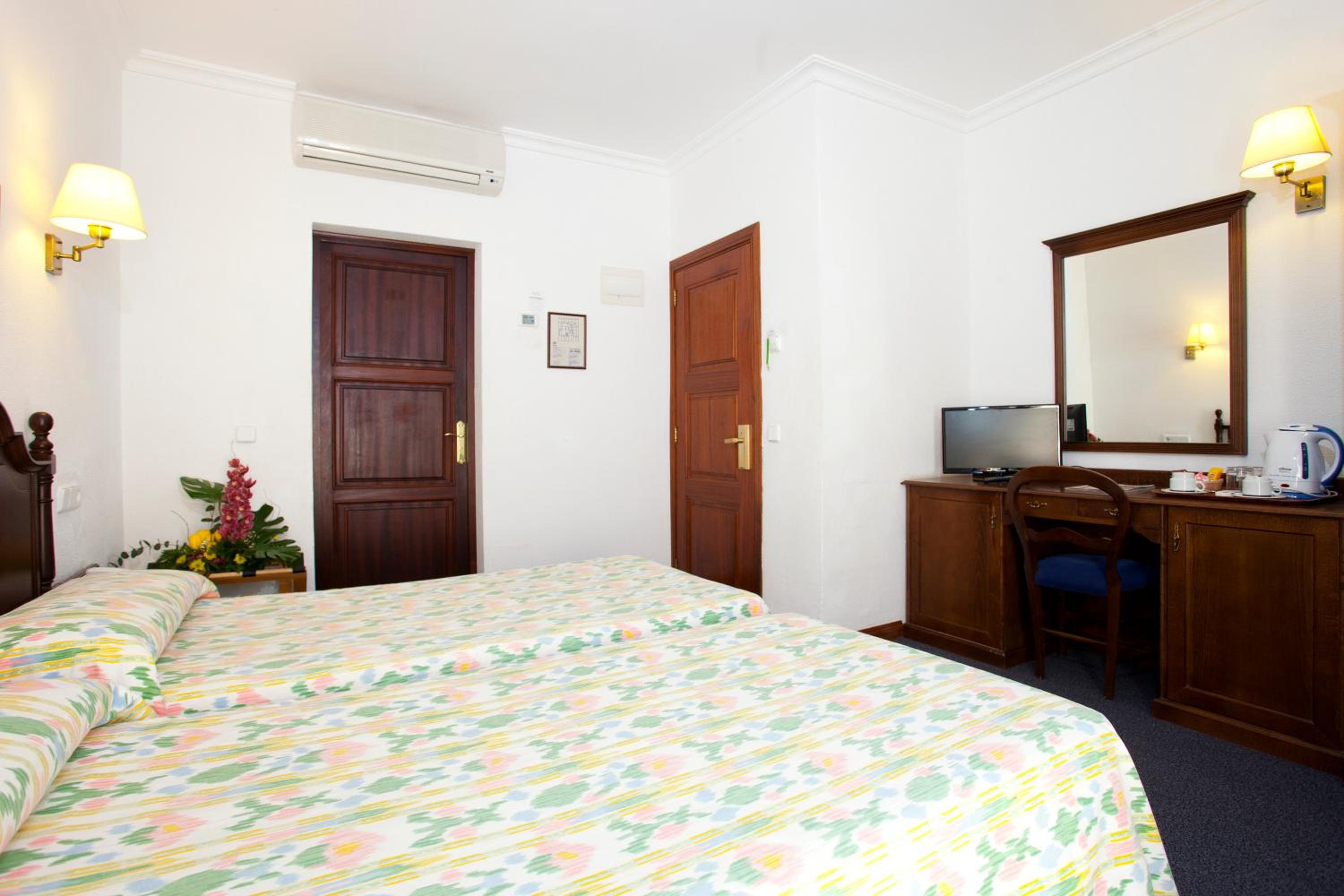 Twin or Double Room with Balcony - Photo 1