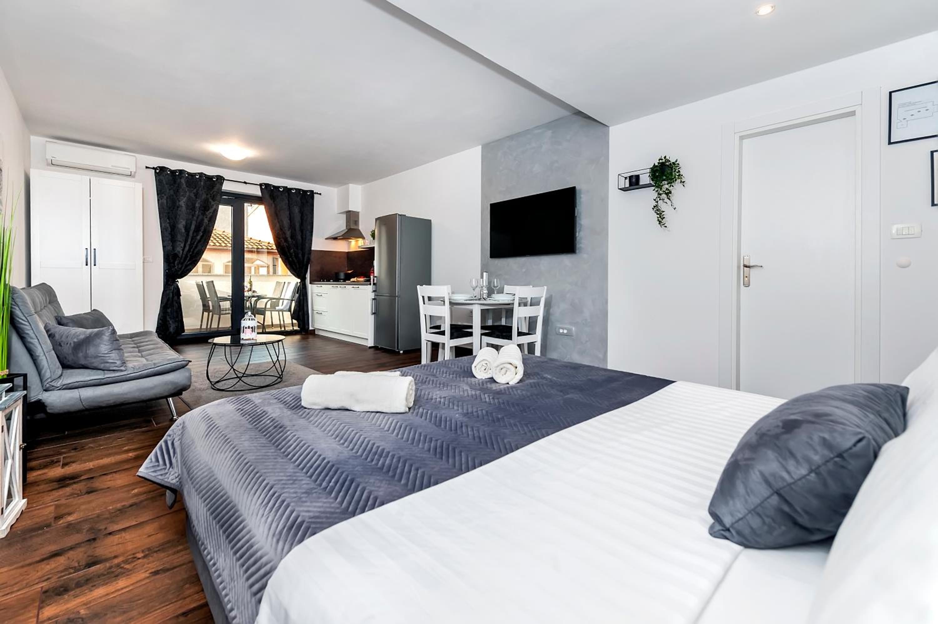 Deluxe King Studio with Terrace photo 1