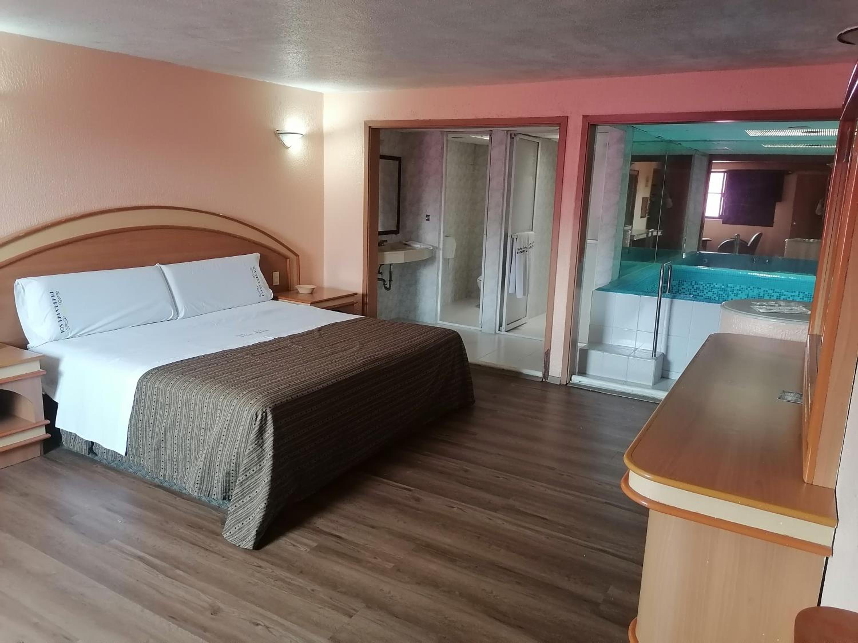 Deluxe Double Room with Bath photo 3