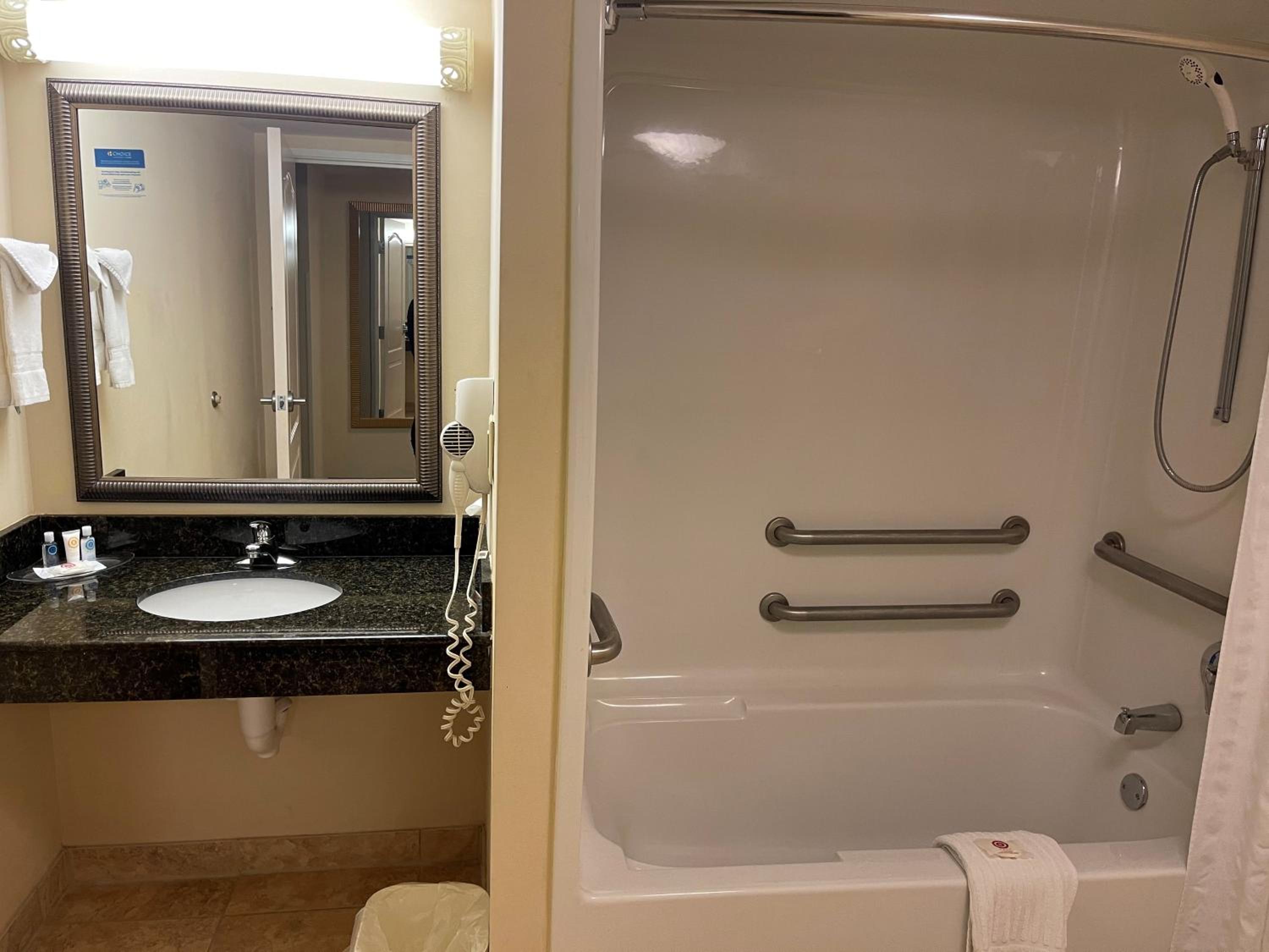 Queen Suite with Two Queen Beds - Accessible/Non-Smoking photo 3
