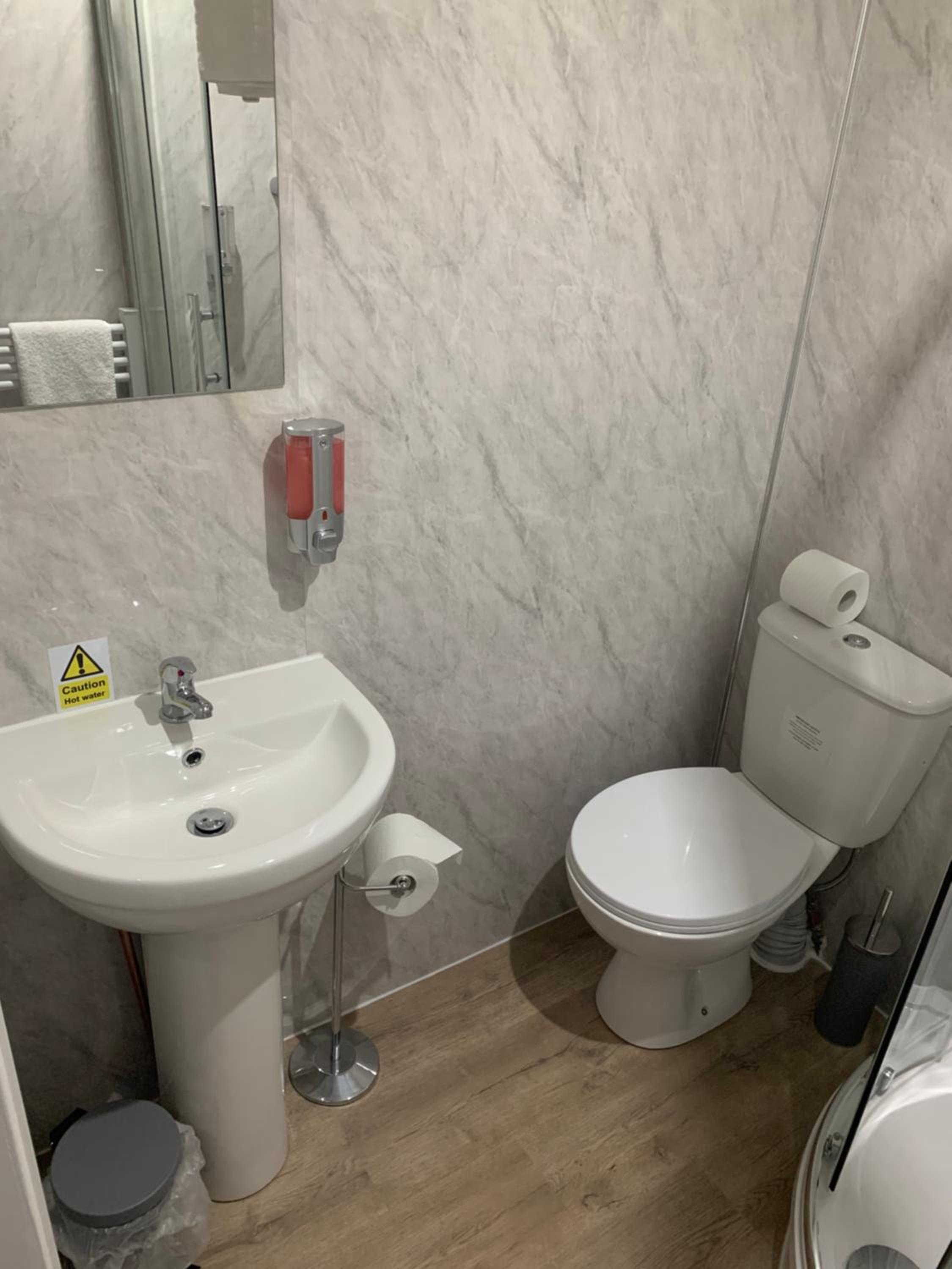 Large Double or Twin Room - Photo 3