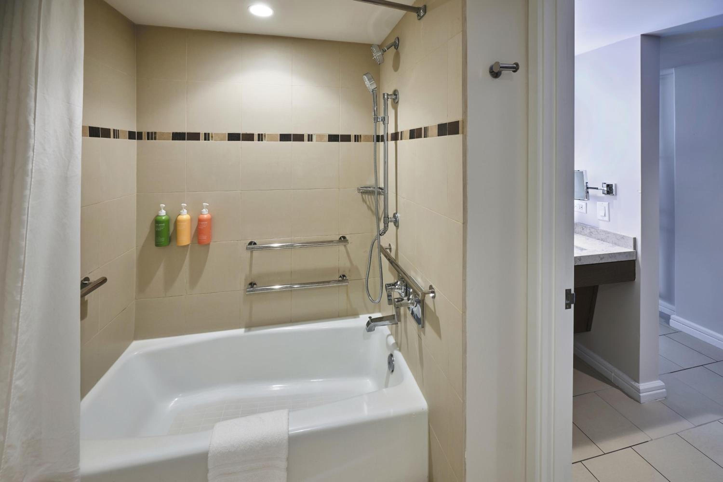 King Room with Ocean View and Tub - Mobility Accessible