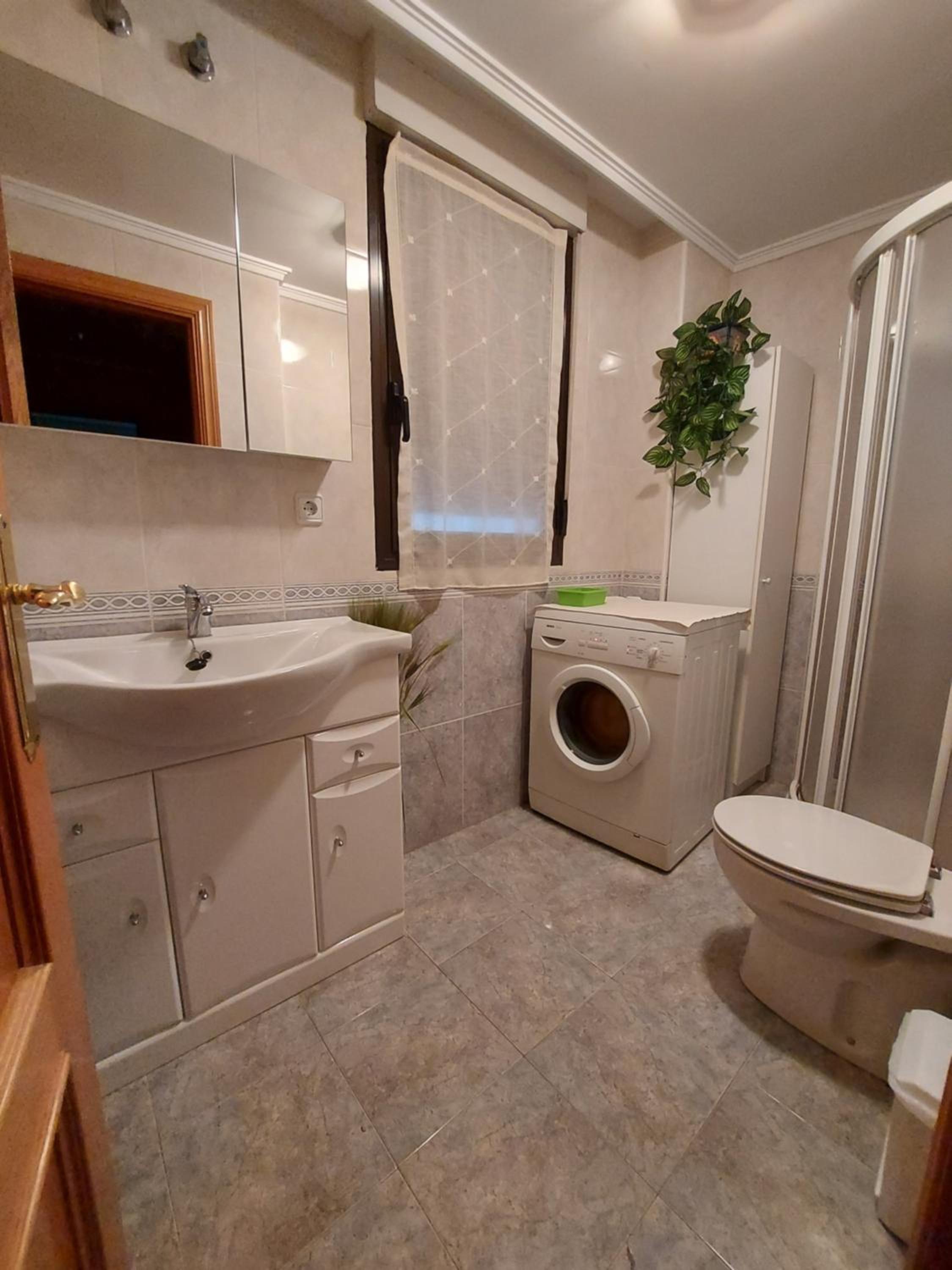 Five-Bedroom House - Photo 38